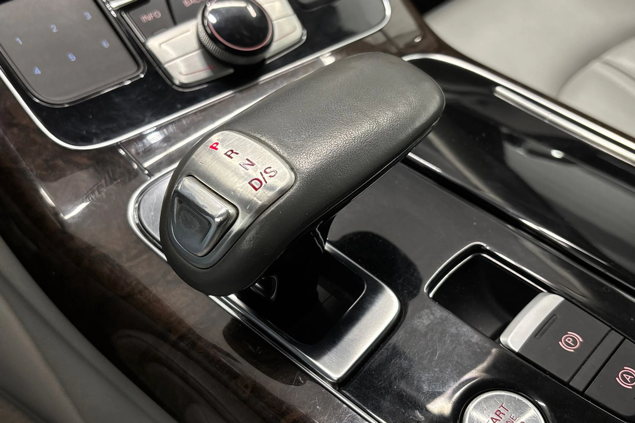 Harmaa Audi A8 2010 kuva 26.