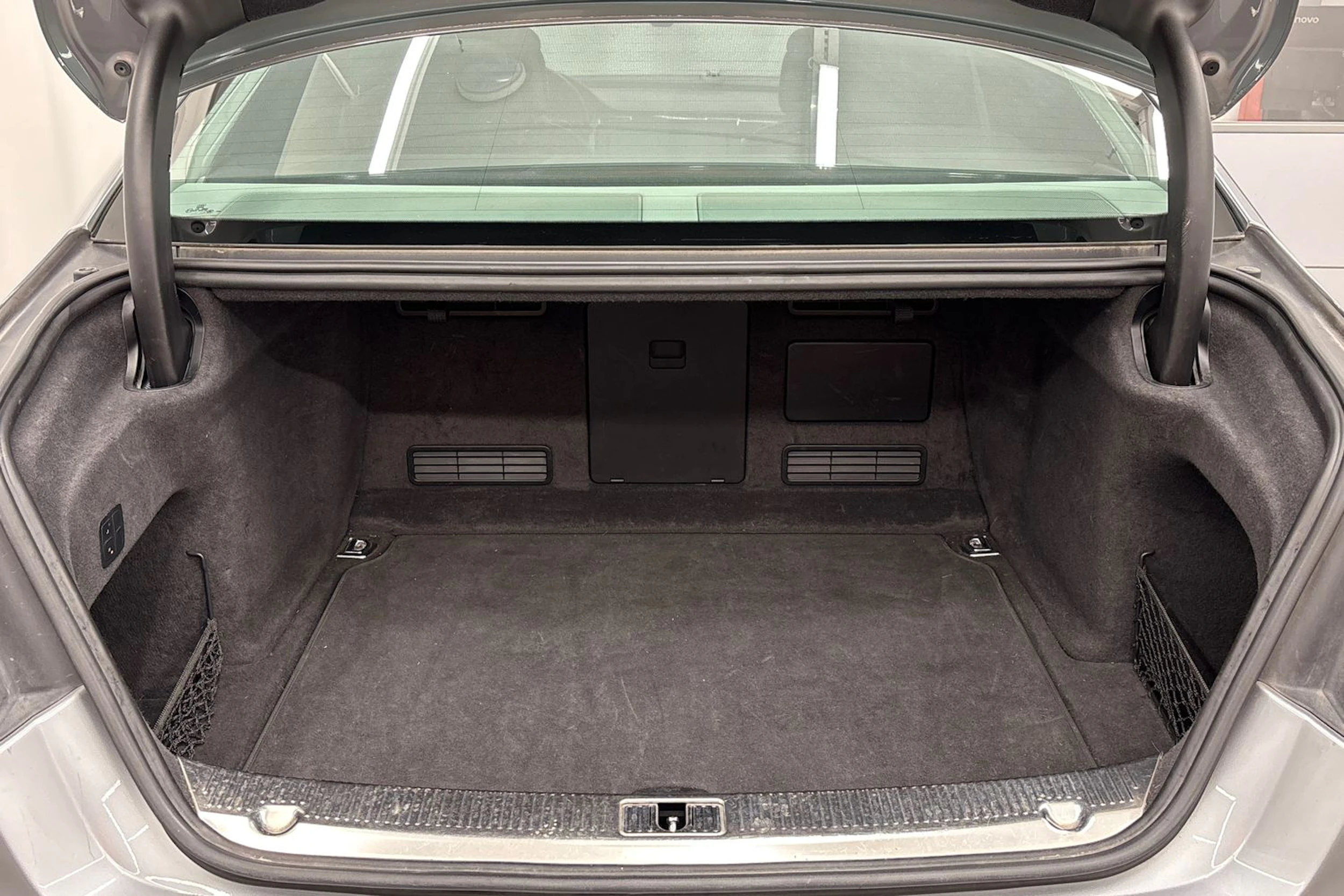 Harmaa Audi A8 2010 kuva 27.