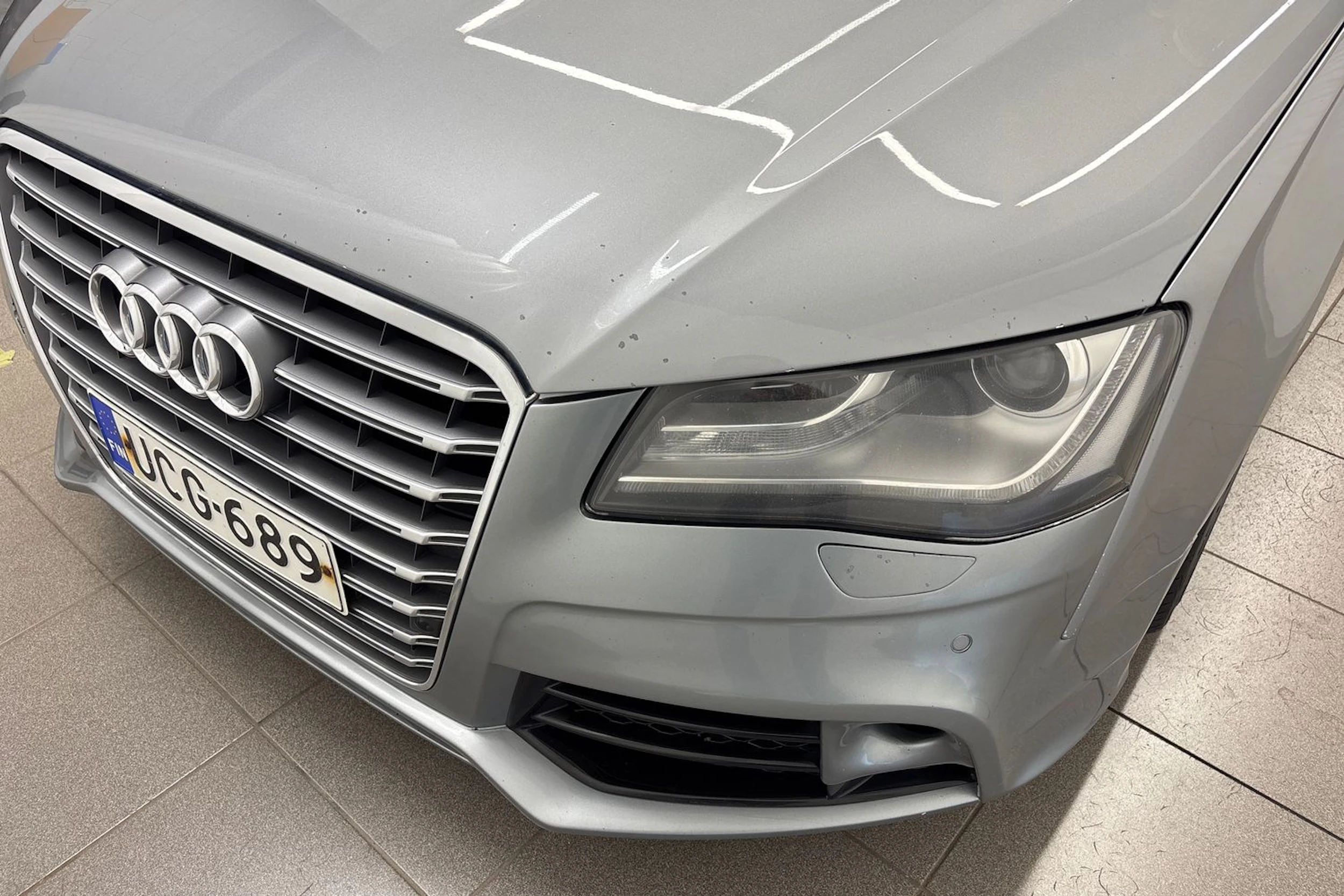 Harmaa Audi A8 2010 kuva 41.
