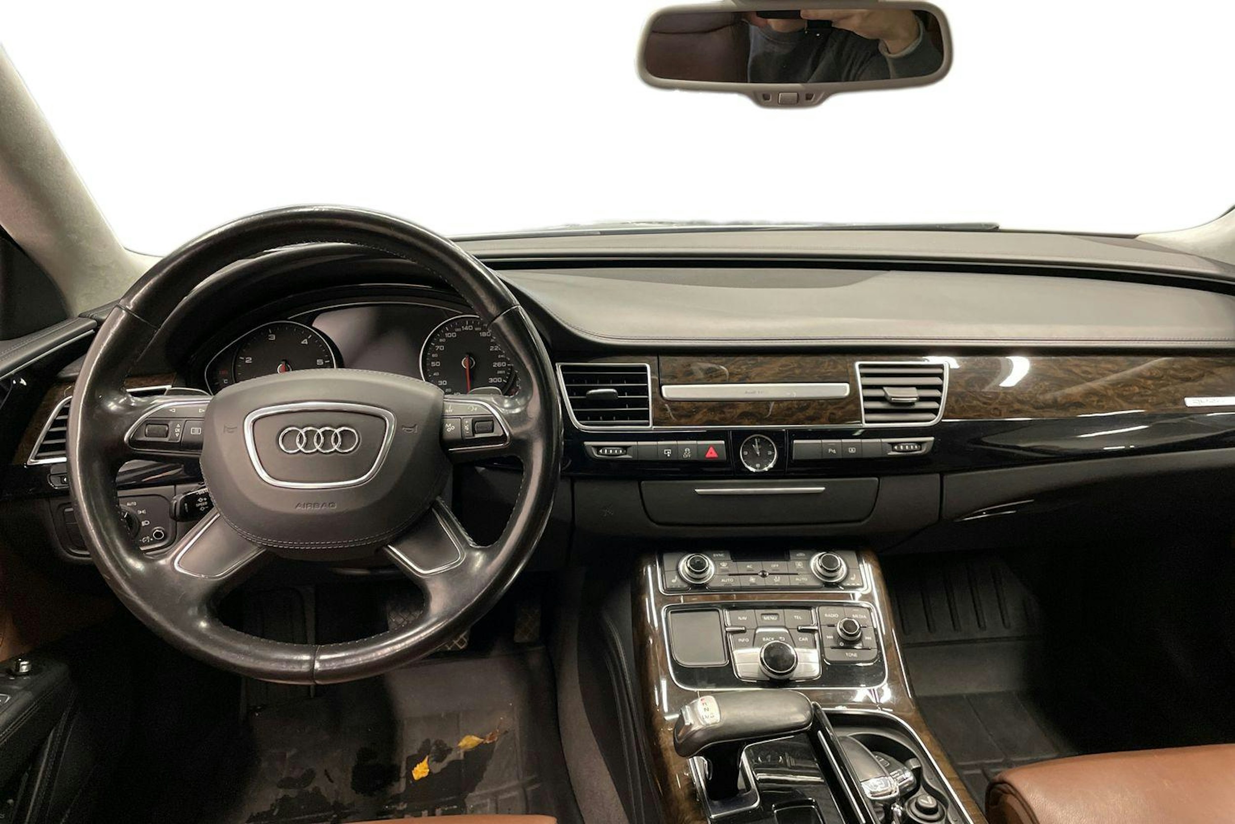 Harmaa Audi A8 2011 kuva 3.