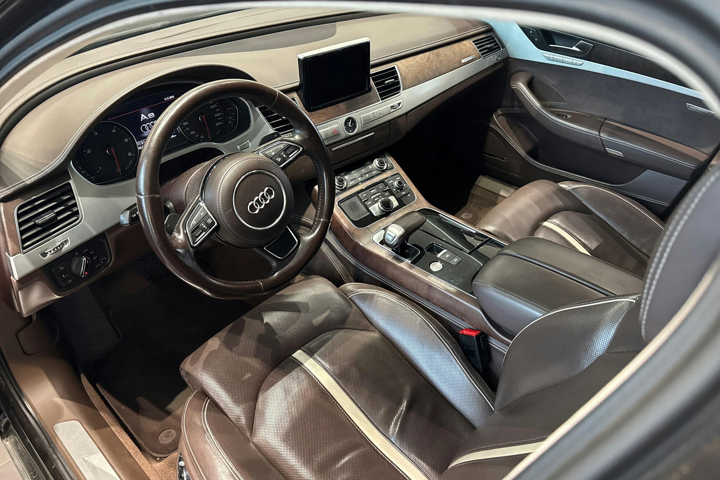 Punainen Audi A8 2011 kuva 3.