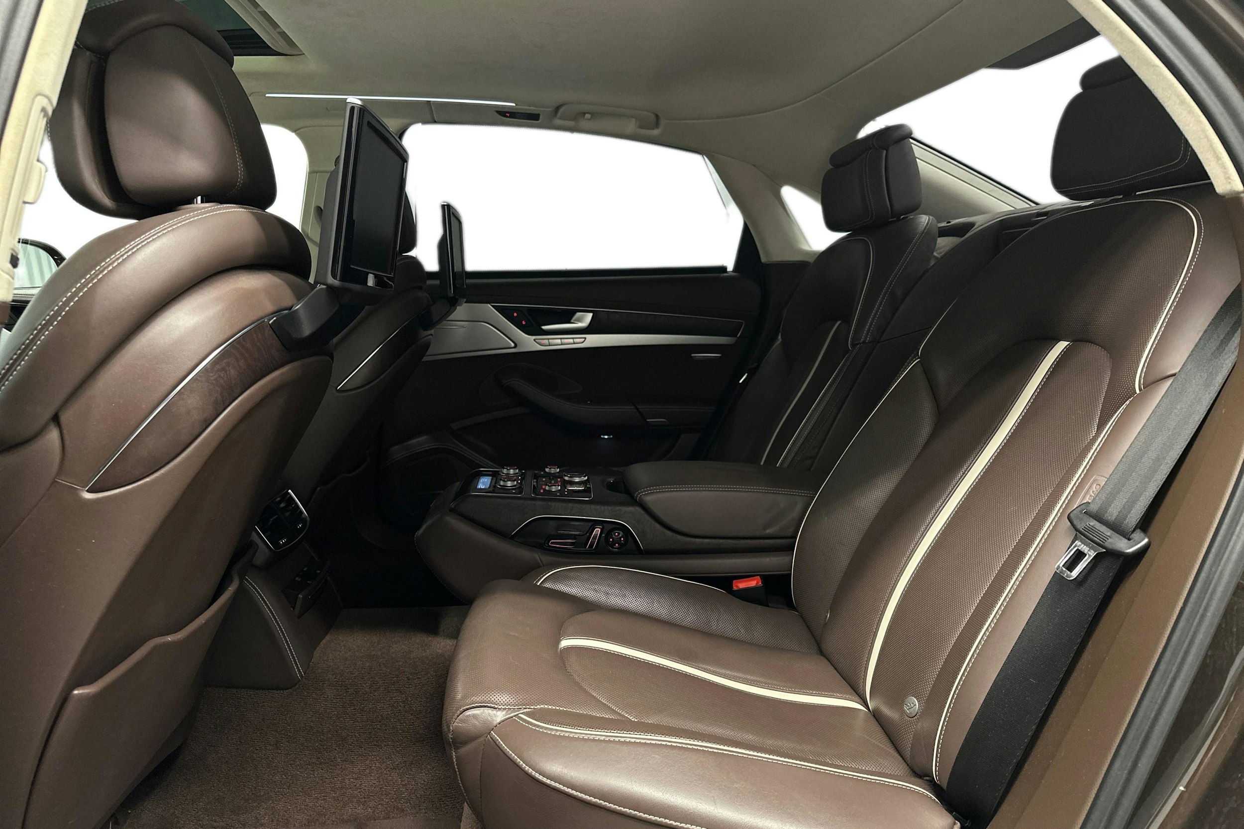 Punainen Audi A8 2011 kuva 8.