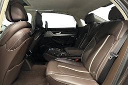 Punainen Audi A8 2011 kuva 8.