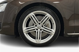 Punainen Audi A8 2011 kuva 9.