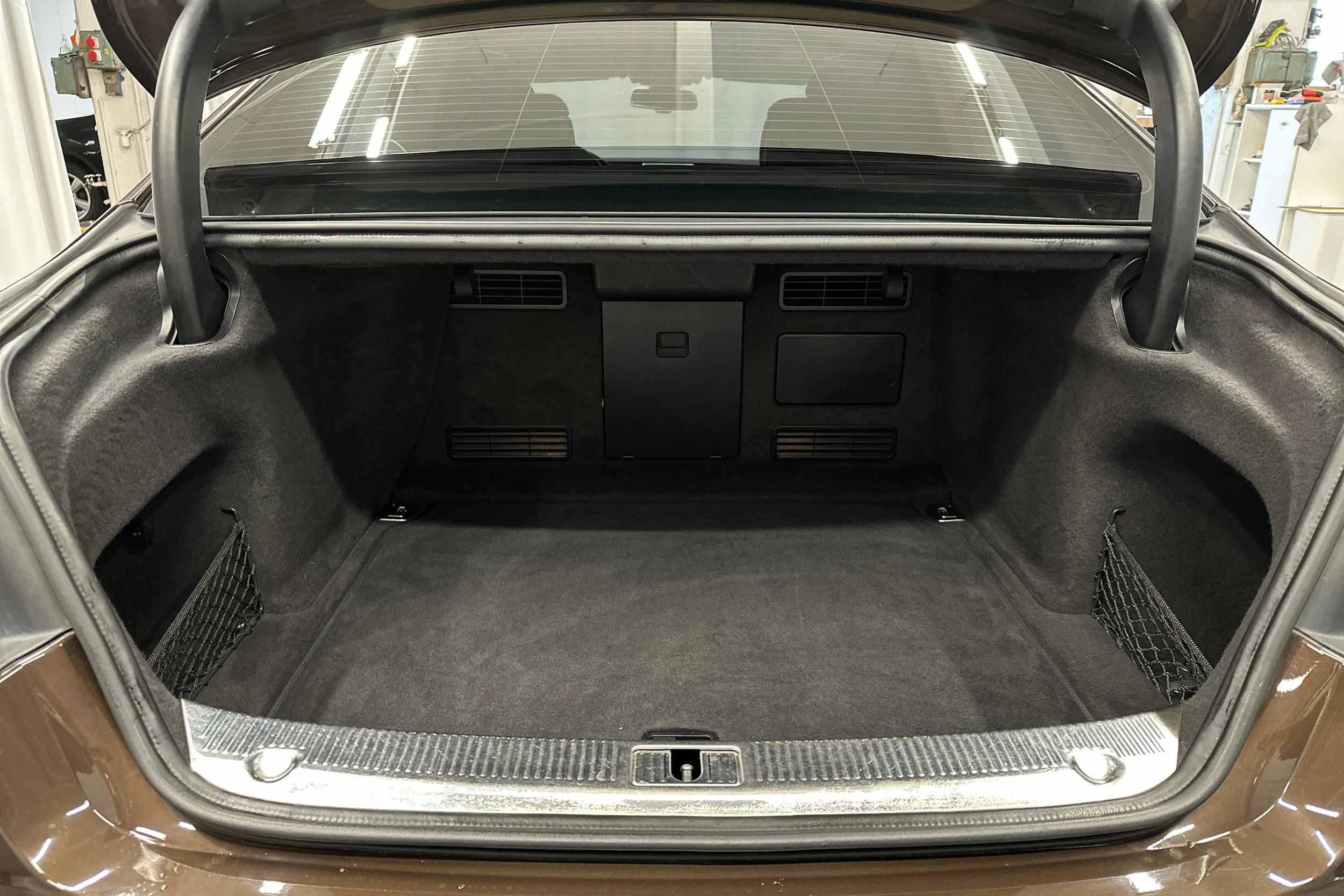 Punainen Audi A8 2011 kuva 11.