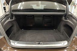 Punainen Audi A8 2011 kuva 11.