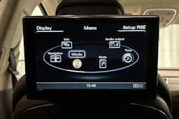 Punainen Audi A8 2011 kuva 13.