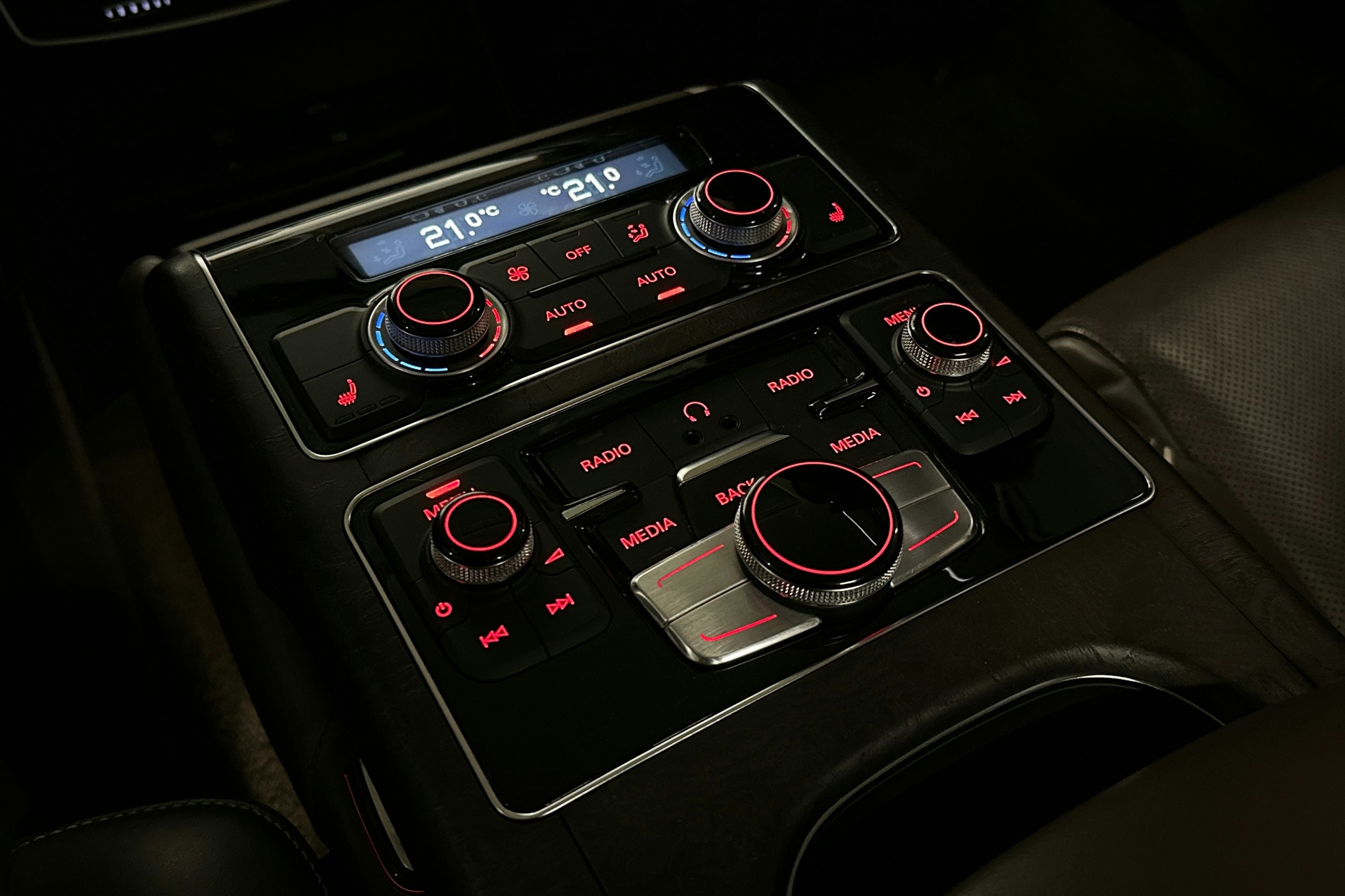 Punainen Audi A8 2011 kuva 16.