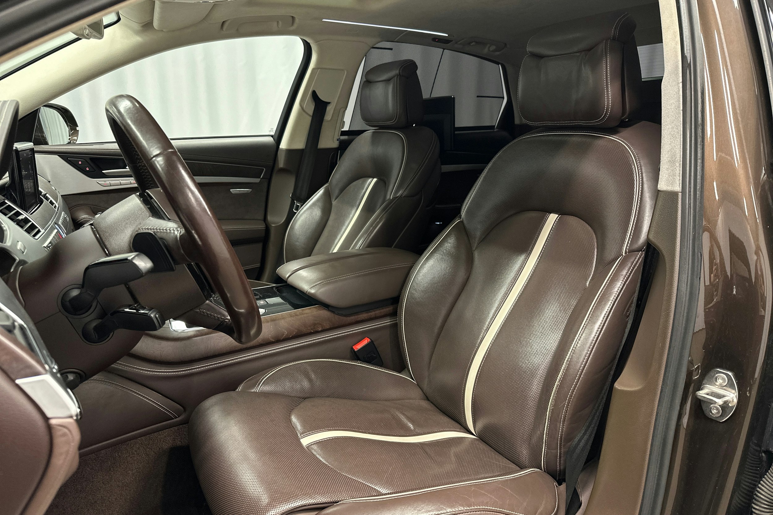 Punainen Audi A8 2011 kuva 18.
