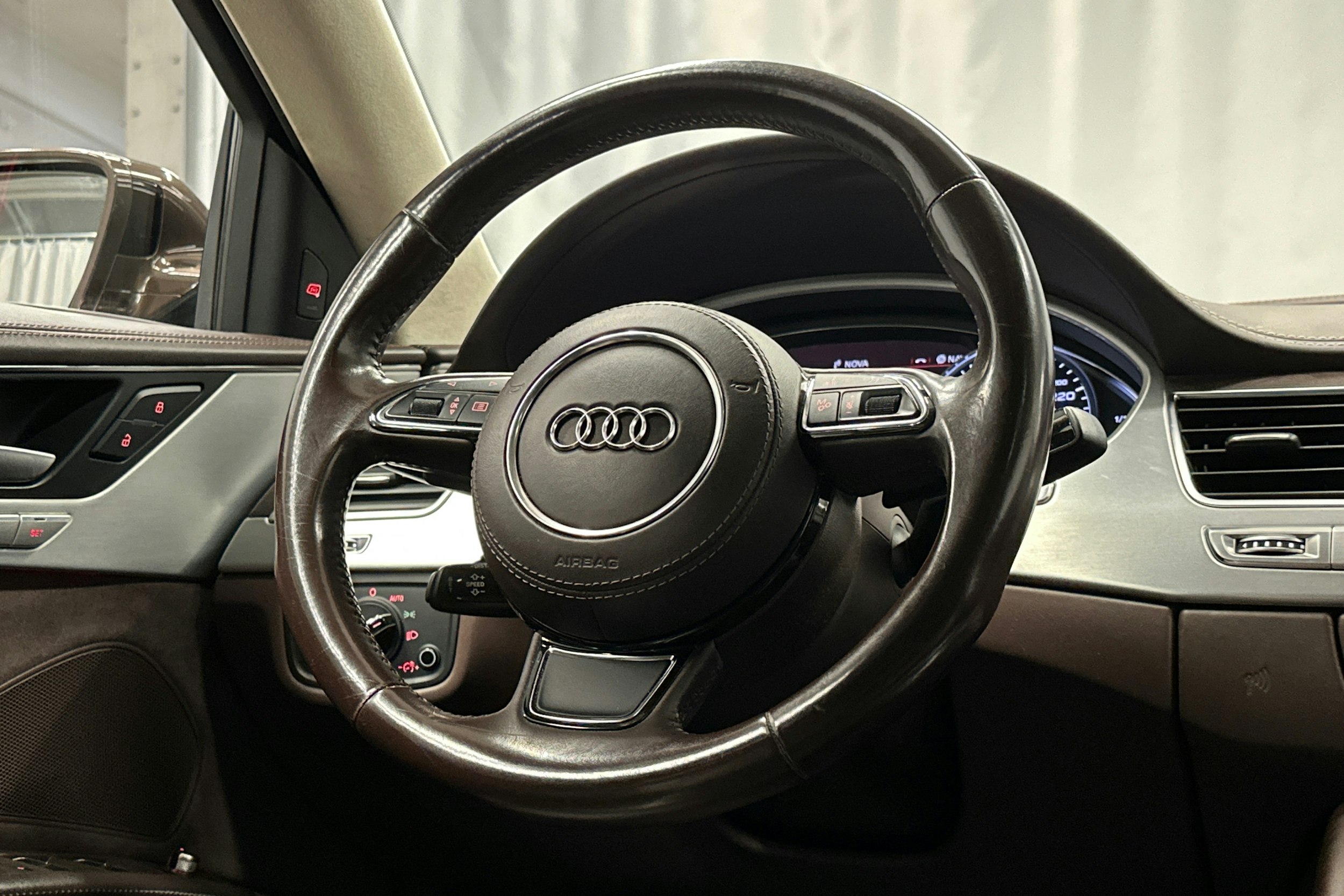 Punainen Audi A8 2011 kuva 21.