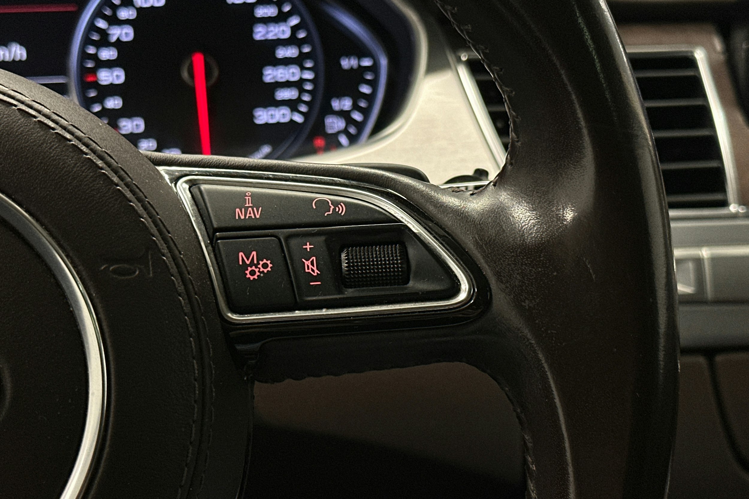 Punainen Audi A8 2011 kuva 23.