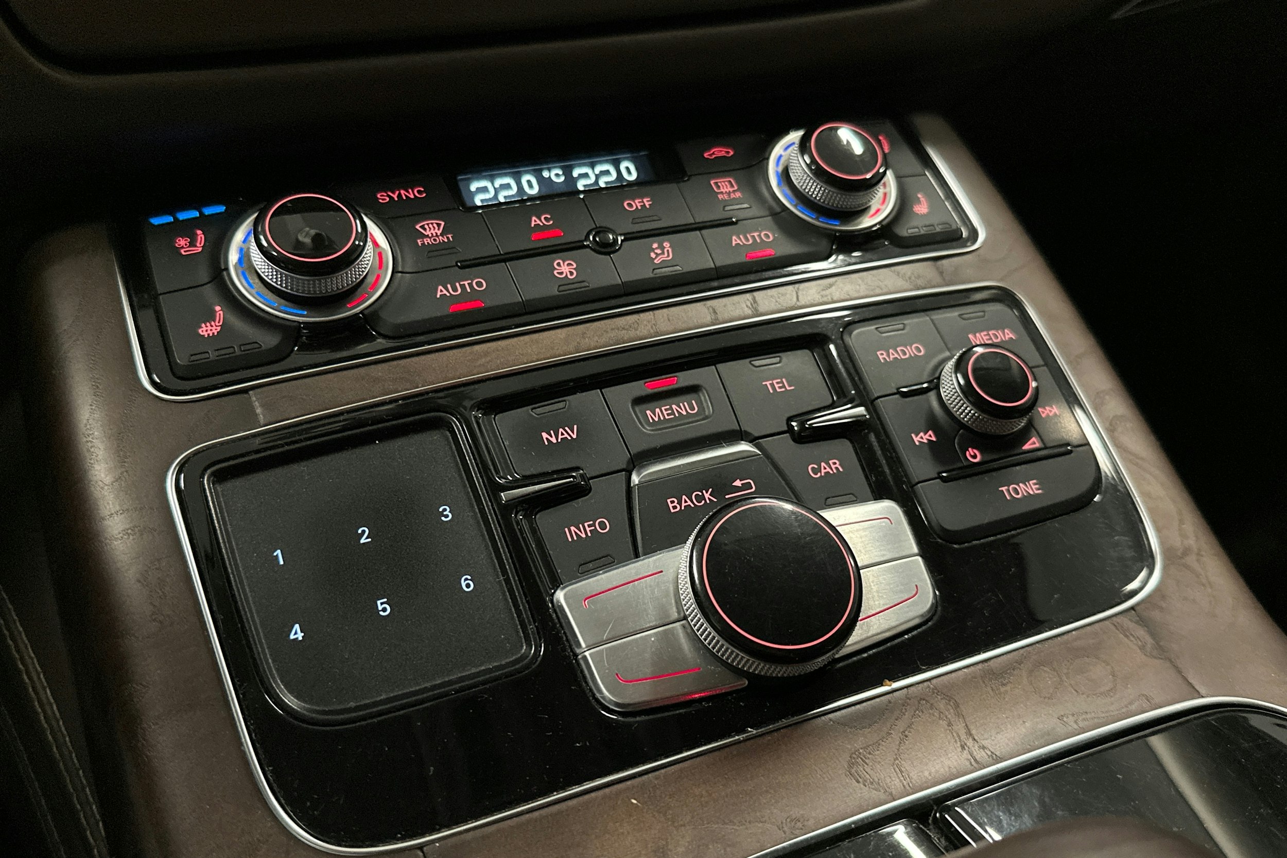 Punainen Audi A8 2011 kuva 34.
