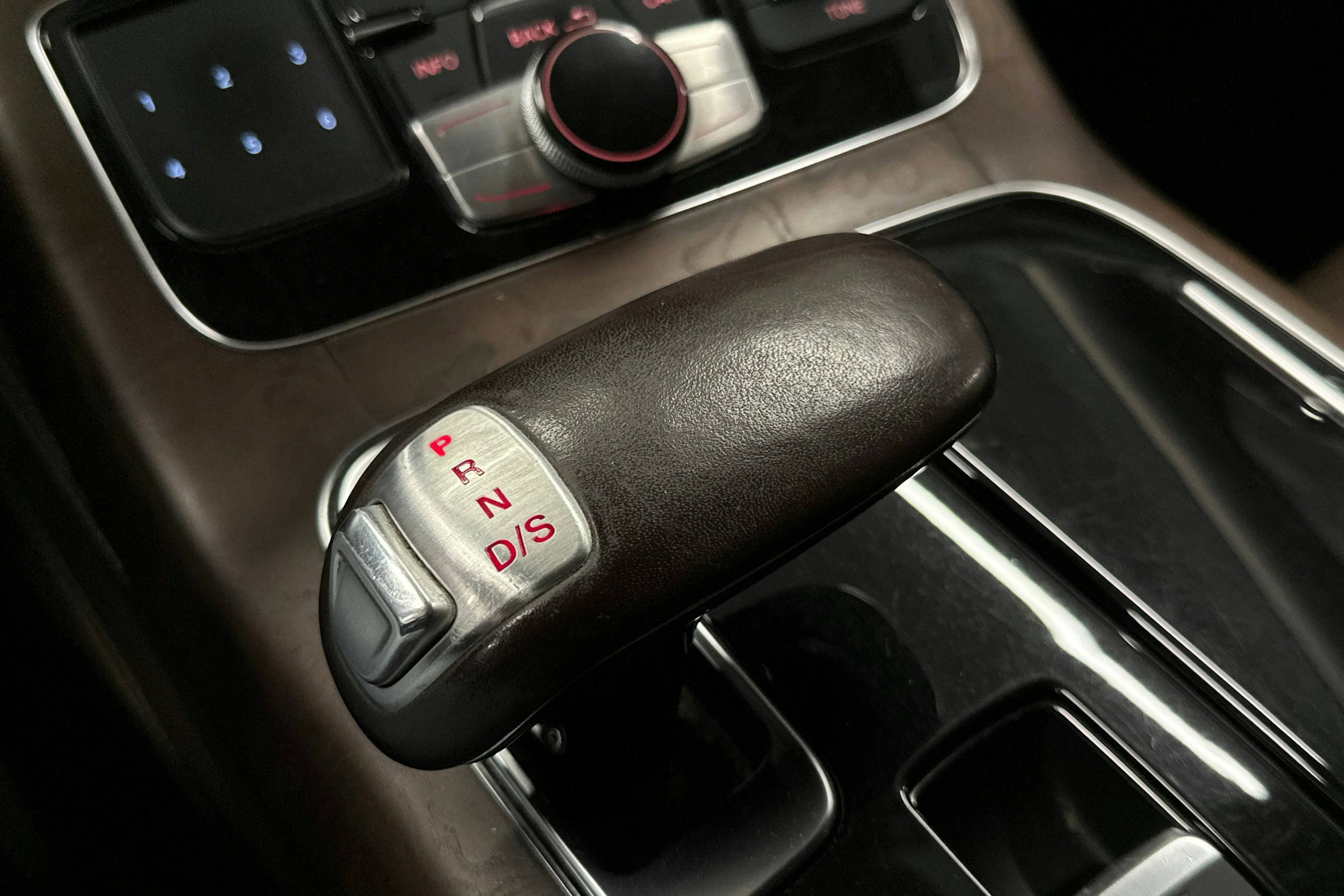 Punainen Audi A8 2011 kuva 35.