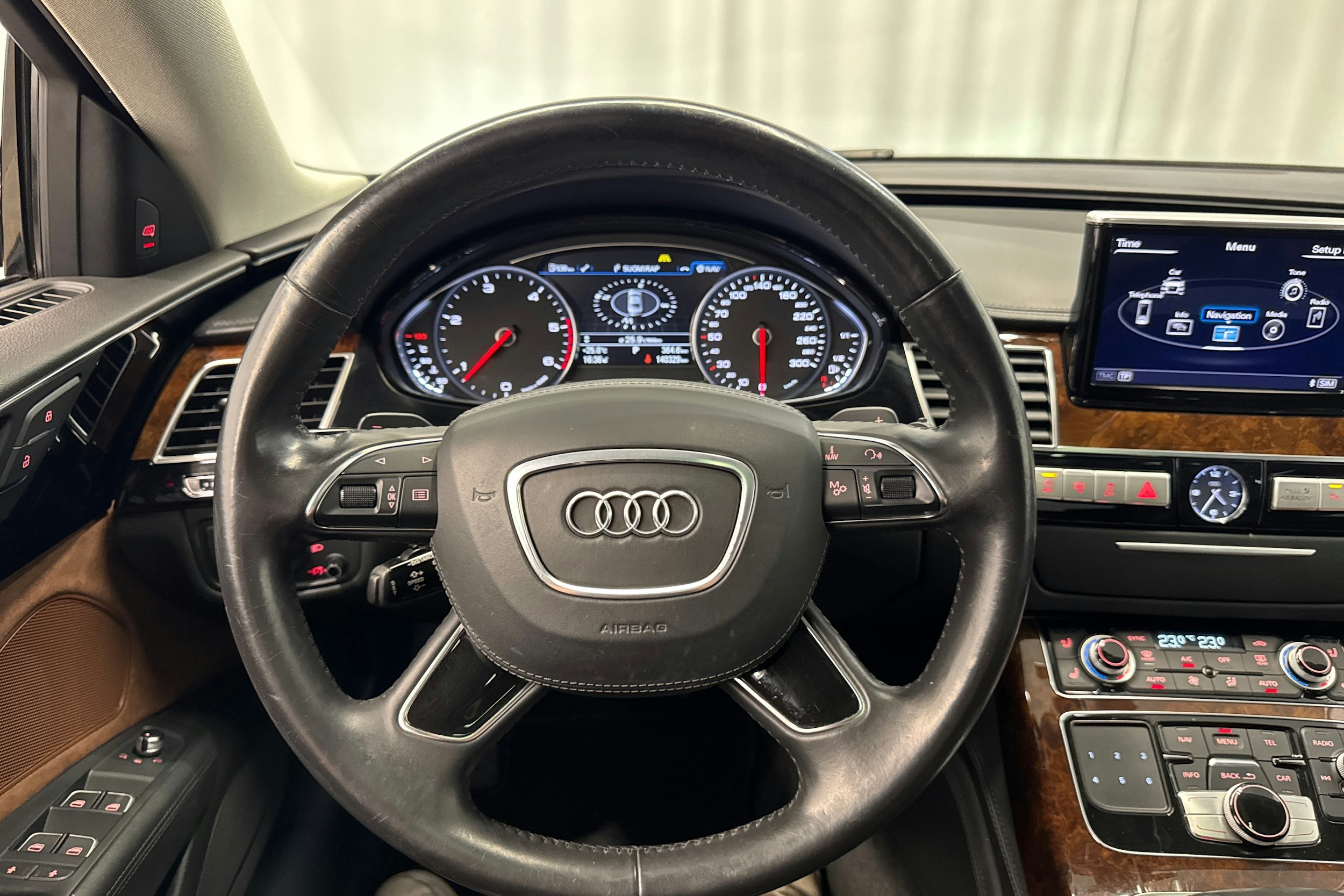 met. ruskea (tumma) Audi A8 2014 kuva 16.