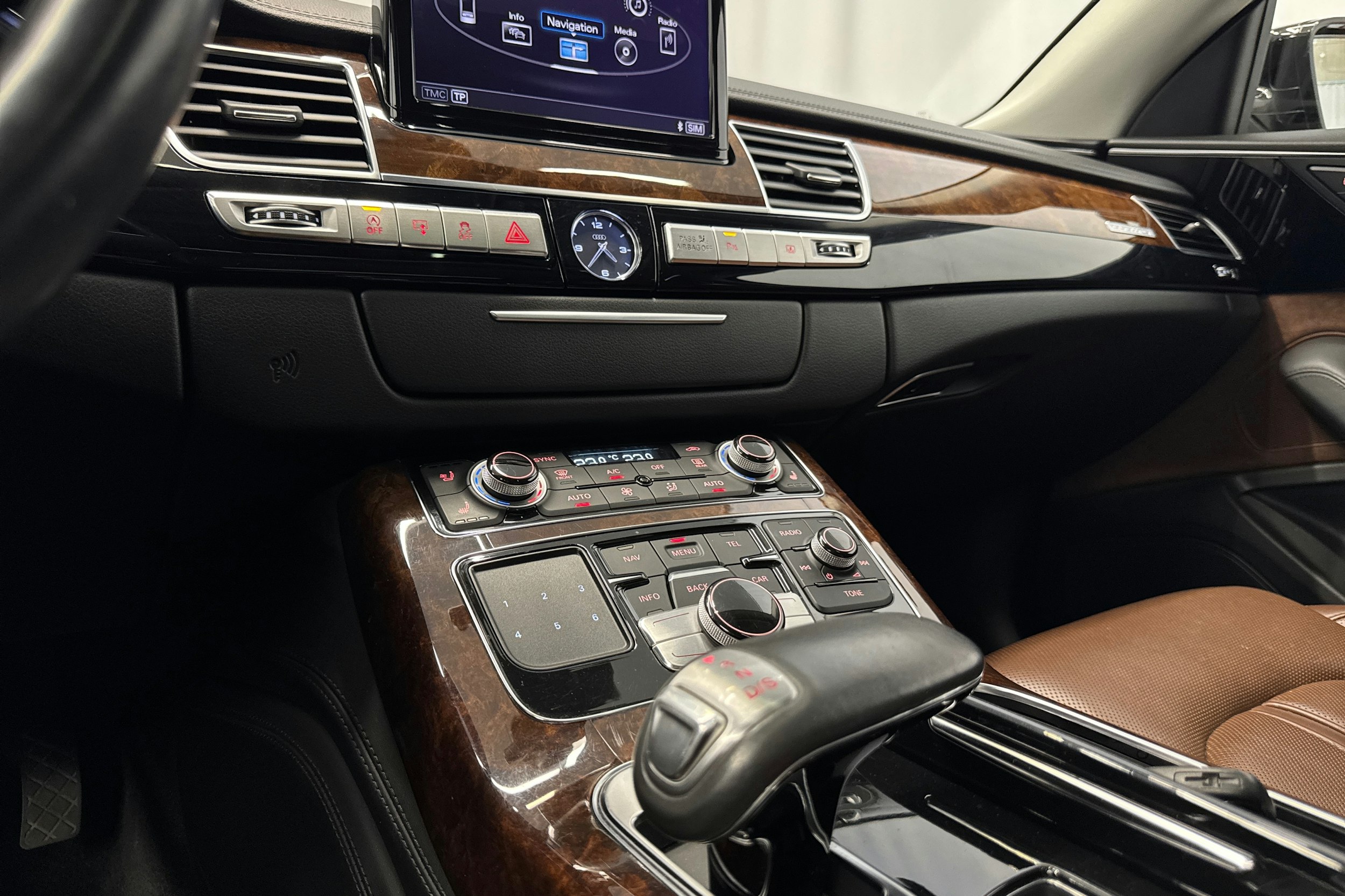 met. ruskea (tumma) Audi A8 2014 kuva 20.