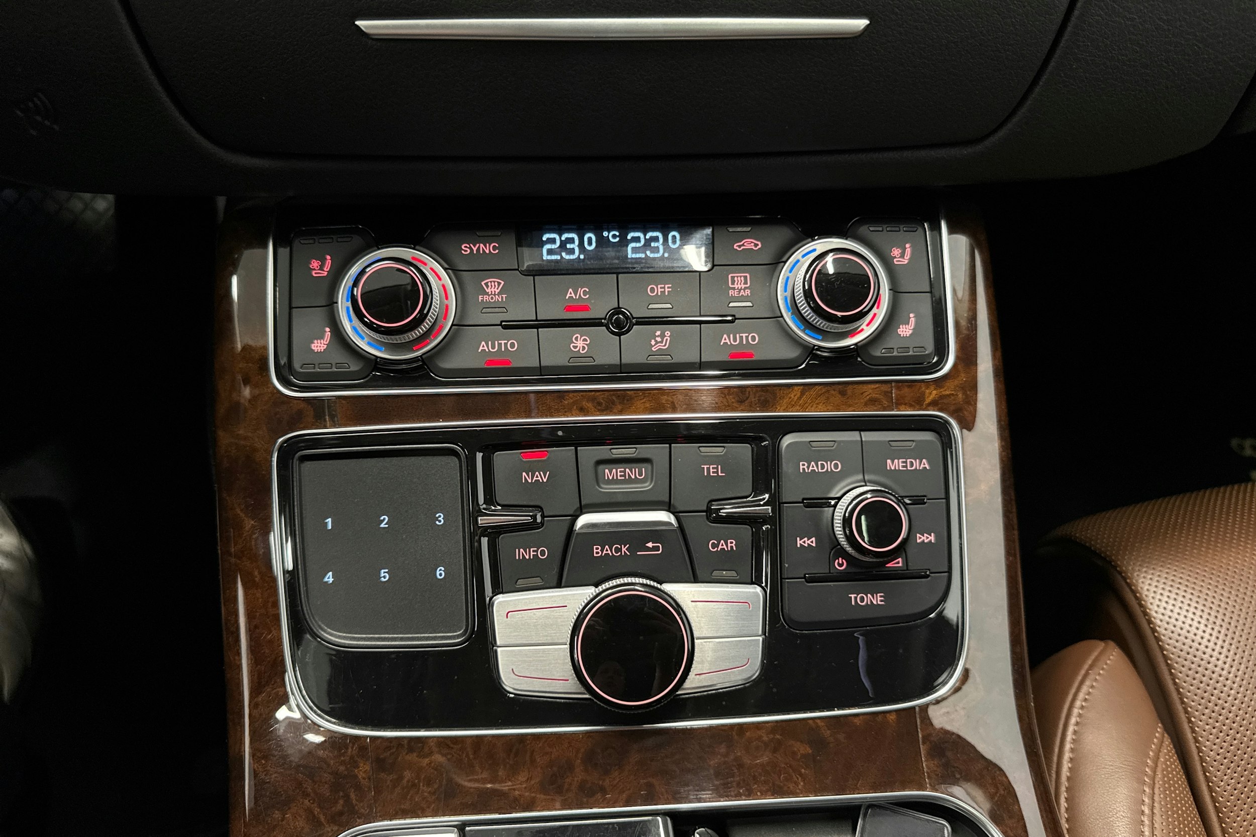met. ruskea (tumma) Audi A8 2014 kuva 25.
