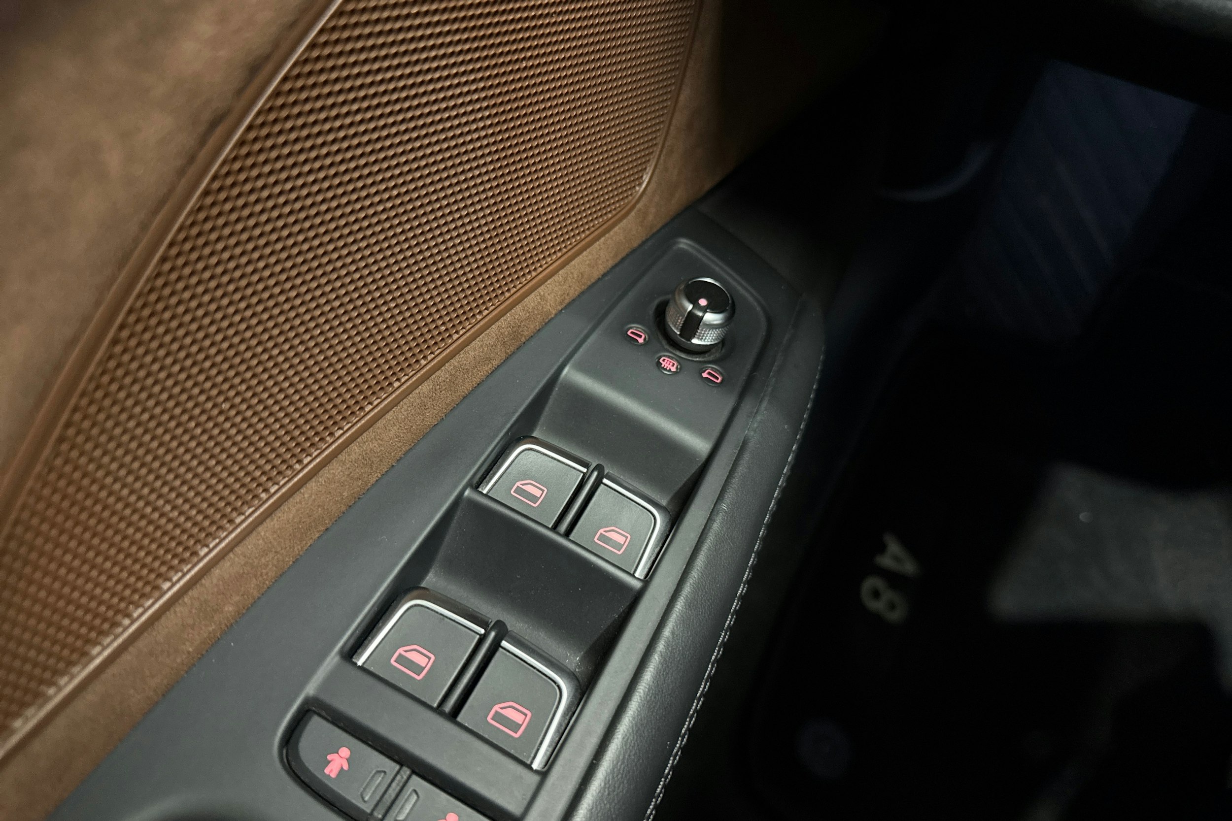 met. ruskea (tumma) Audi A8 2014 kuva 28.
