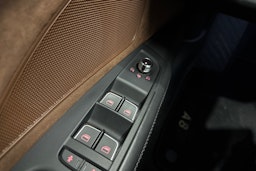 met. ruskea (tumma) Audi A8 2014 kuva 28.
