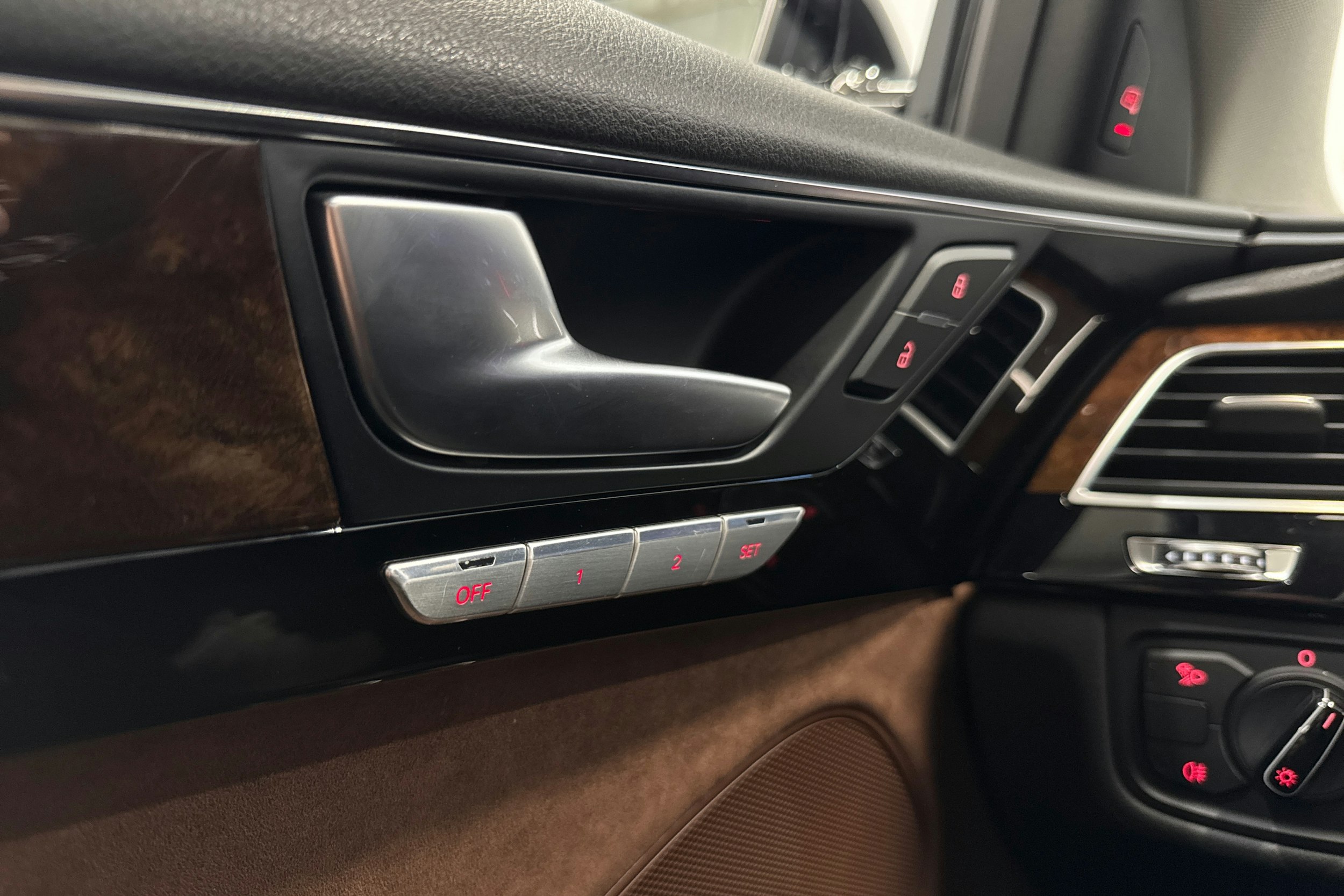 met. ruskea (tumma) Audi A8 2014 kuva 29.