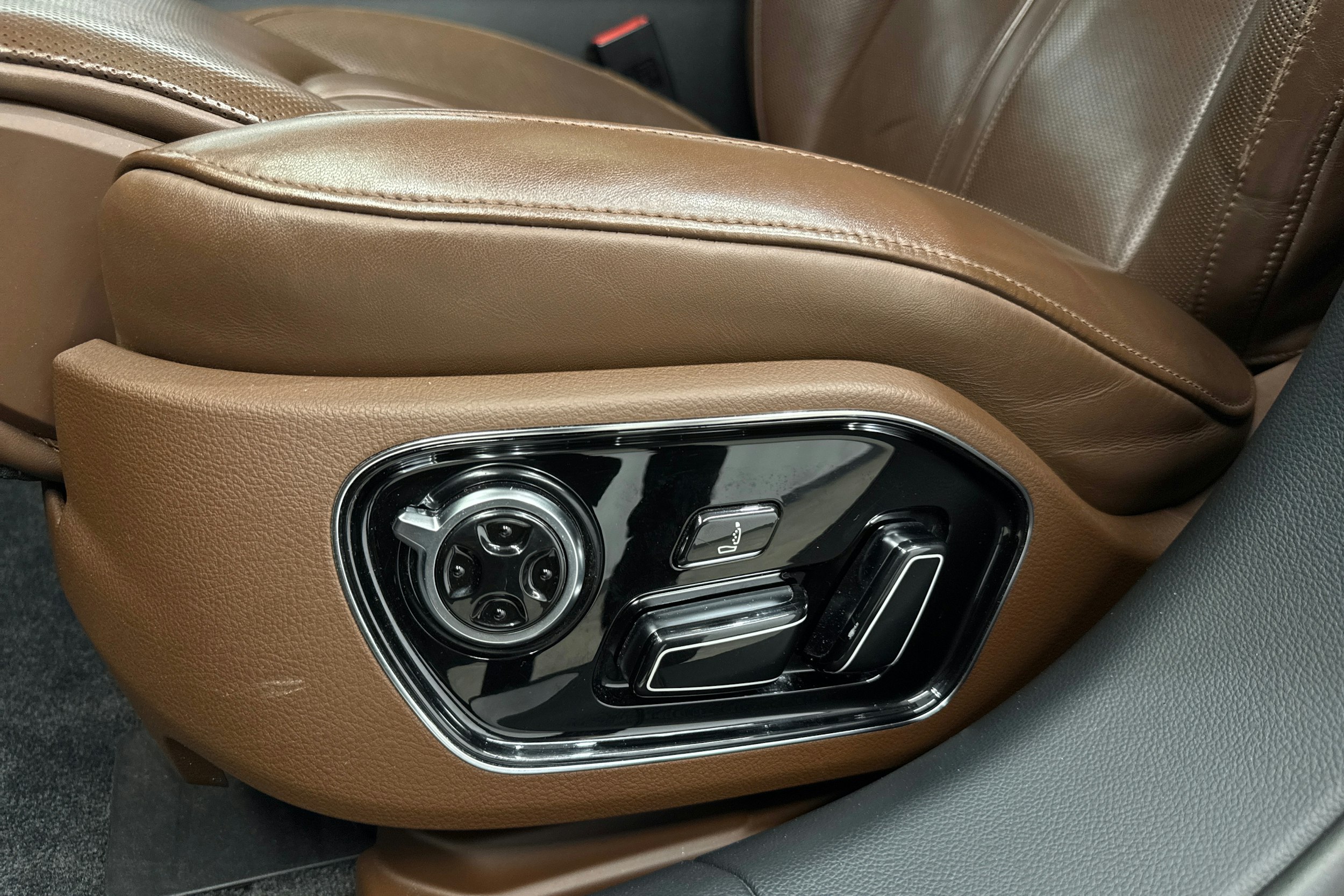 met. ruskea (tumma) Audi A8 2014 kuva 31.