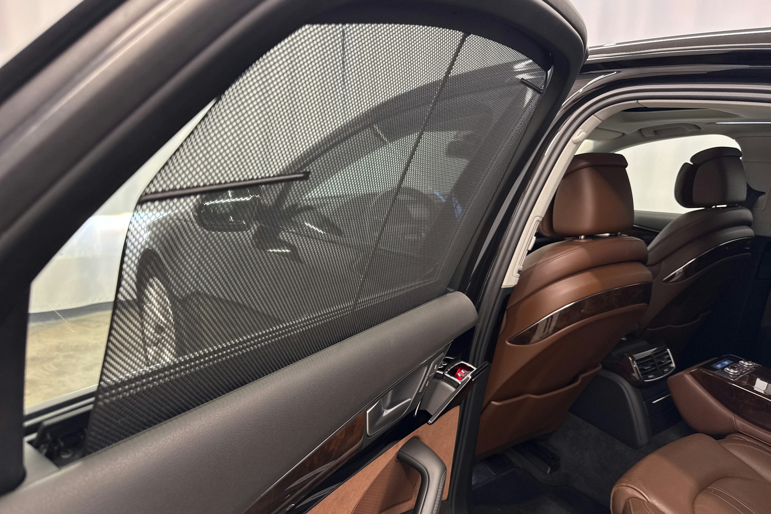 met. ruskea (tumma) Audi A8 2014 kuva 34.