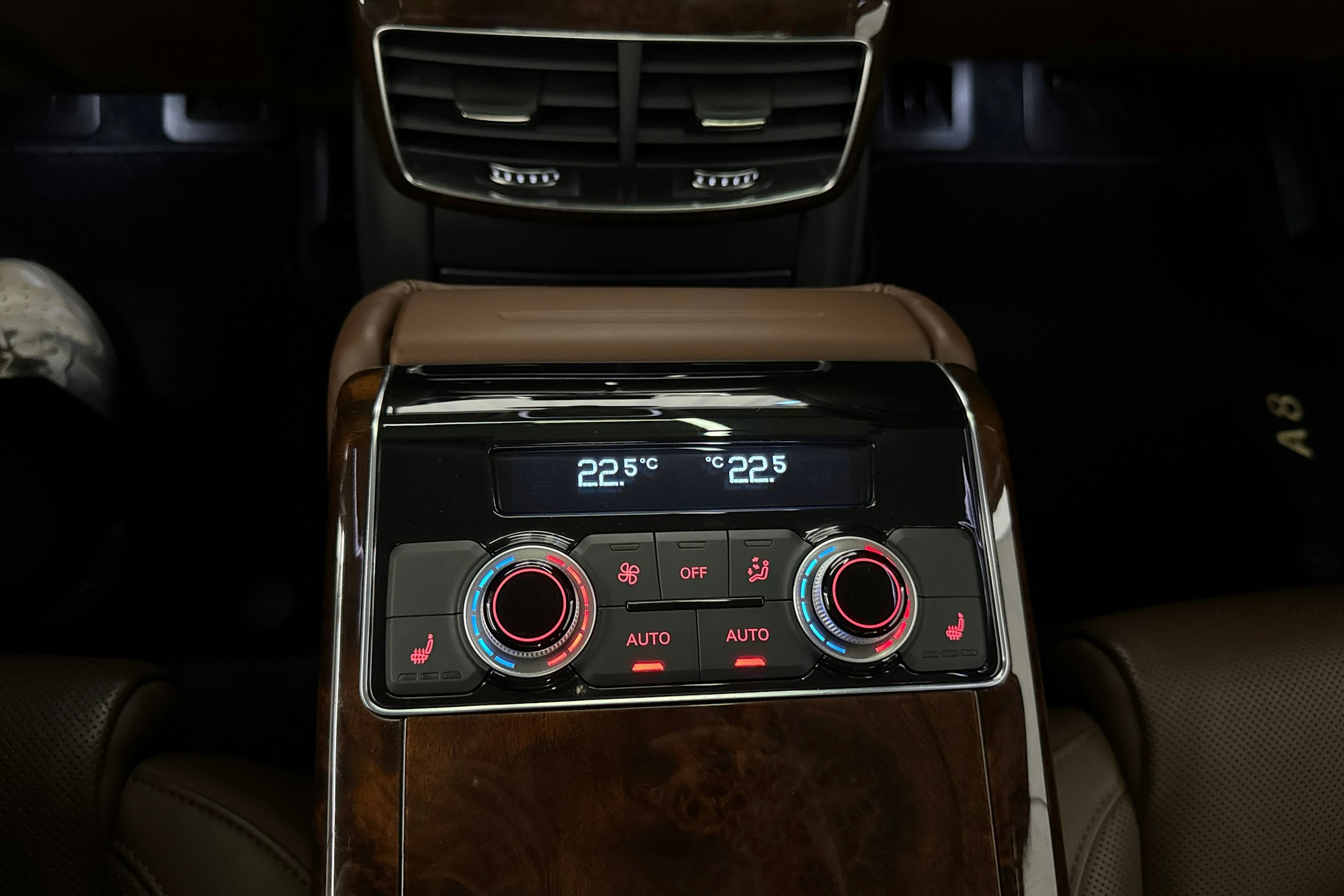 met. ruskea (tumma) Audi A8 2014 kuva 35.