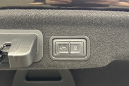 met. ruskea (tumma) Audi A8 2014 kuva 38.