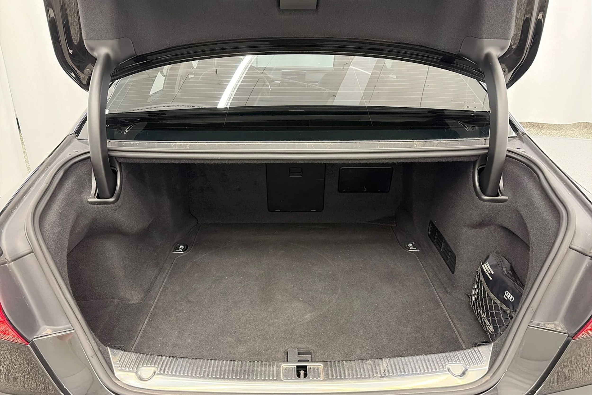 musta Audi A8 2015 kuva 11.