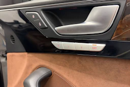 musta Audi A8 2015 kuva 16.