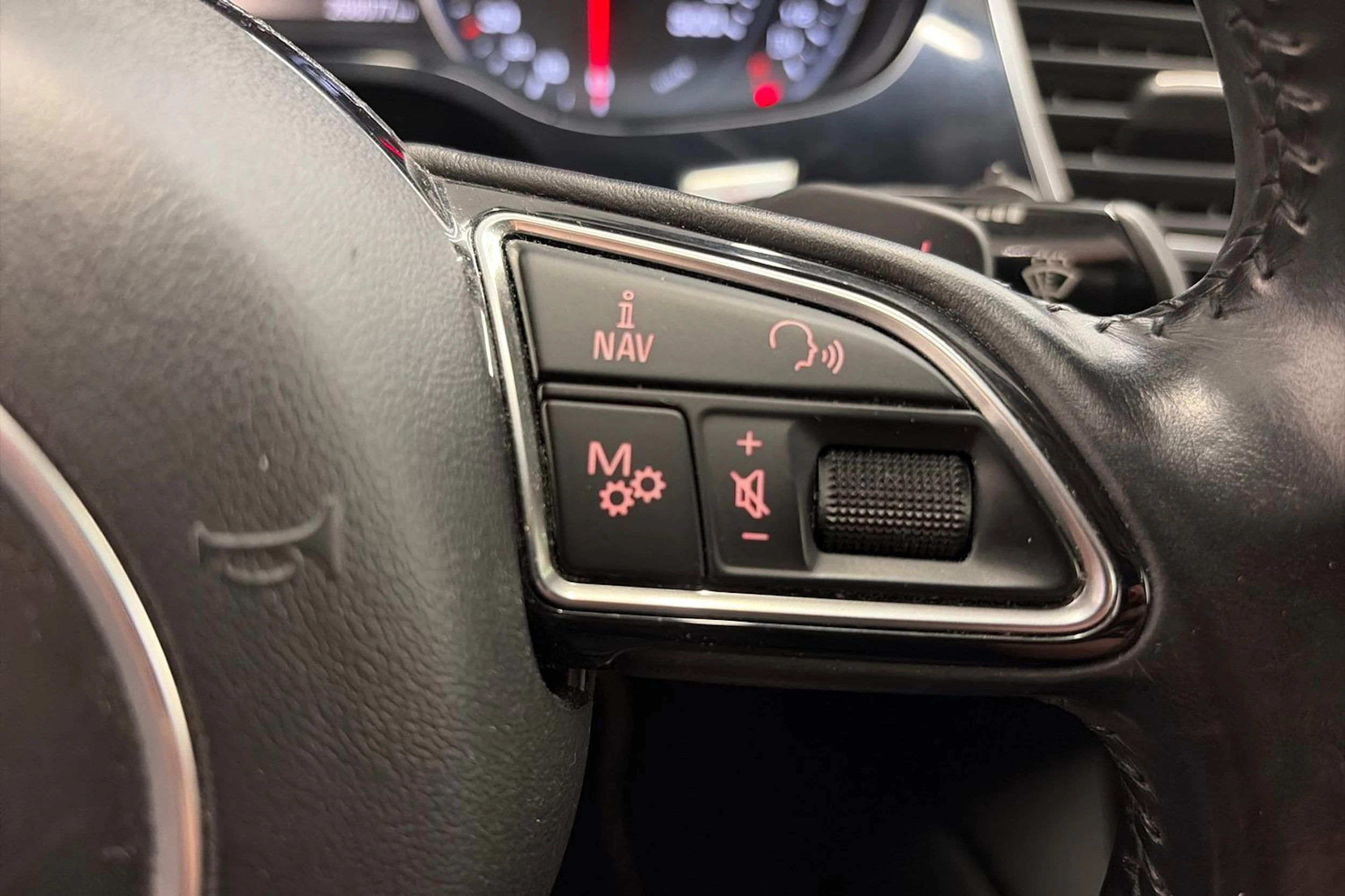 musta Audi A8 2015 kuva 21.