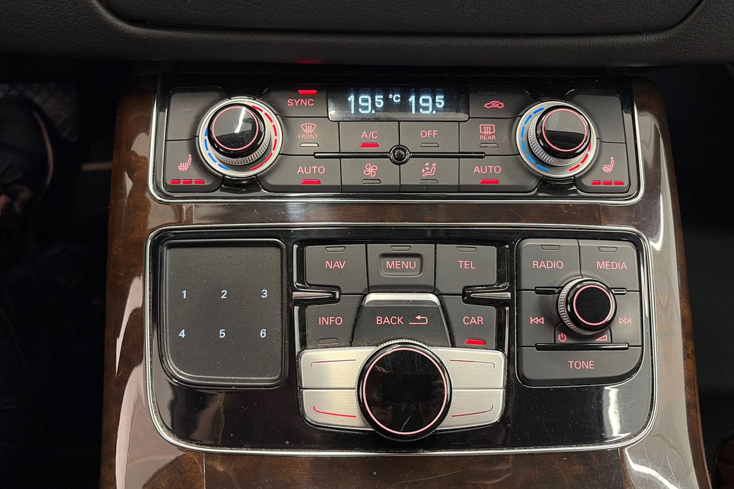 musta Audi A8 2015 kuva 32.