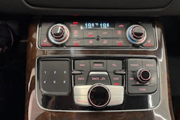 musta Audi A8 2015 kuva 32.