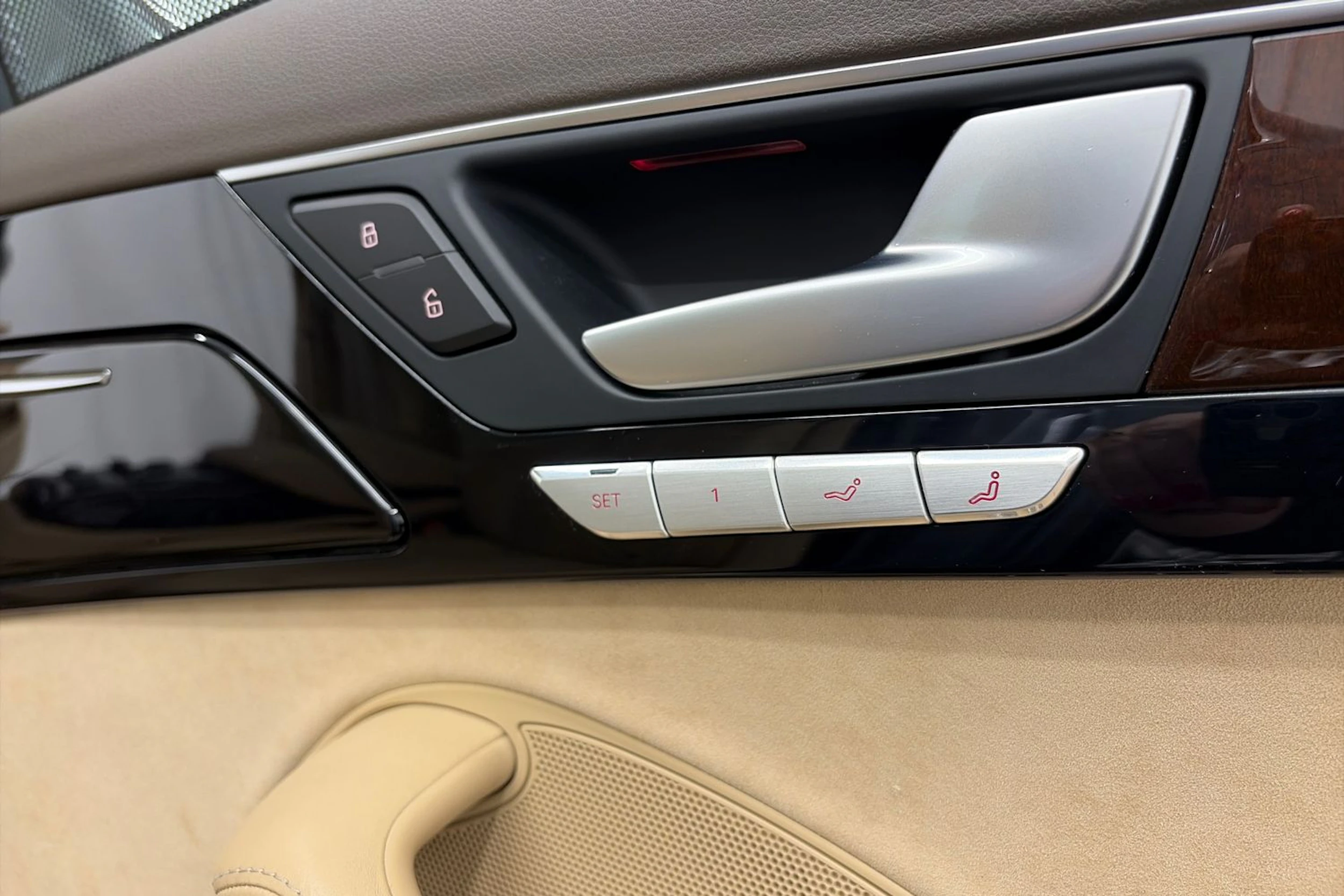 harmaa Audi A8 2016 kuva 13.