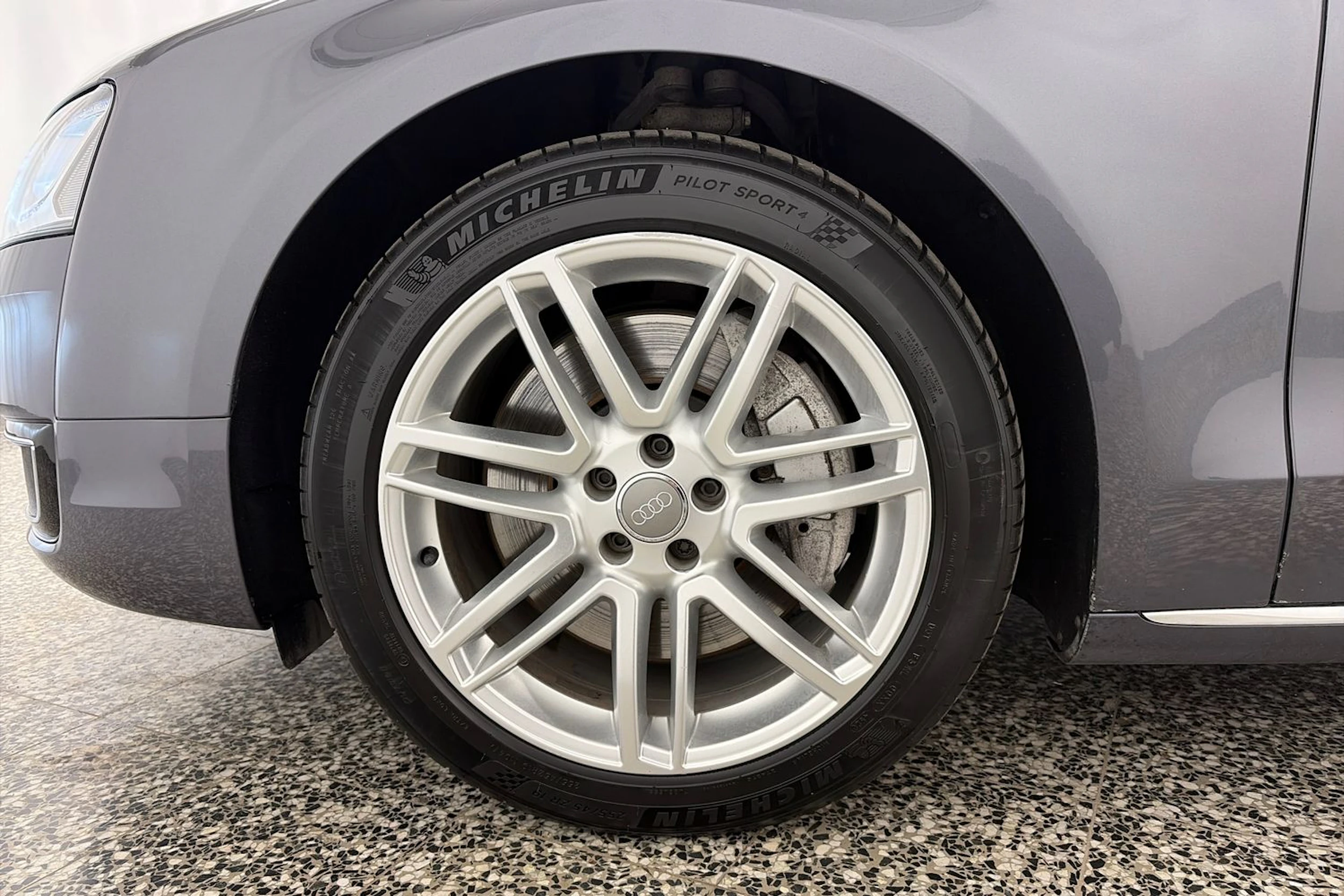 harmaa Audi A8 2016 kuva 16.