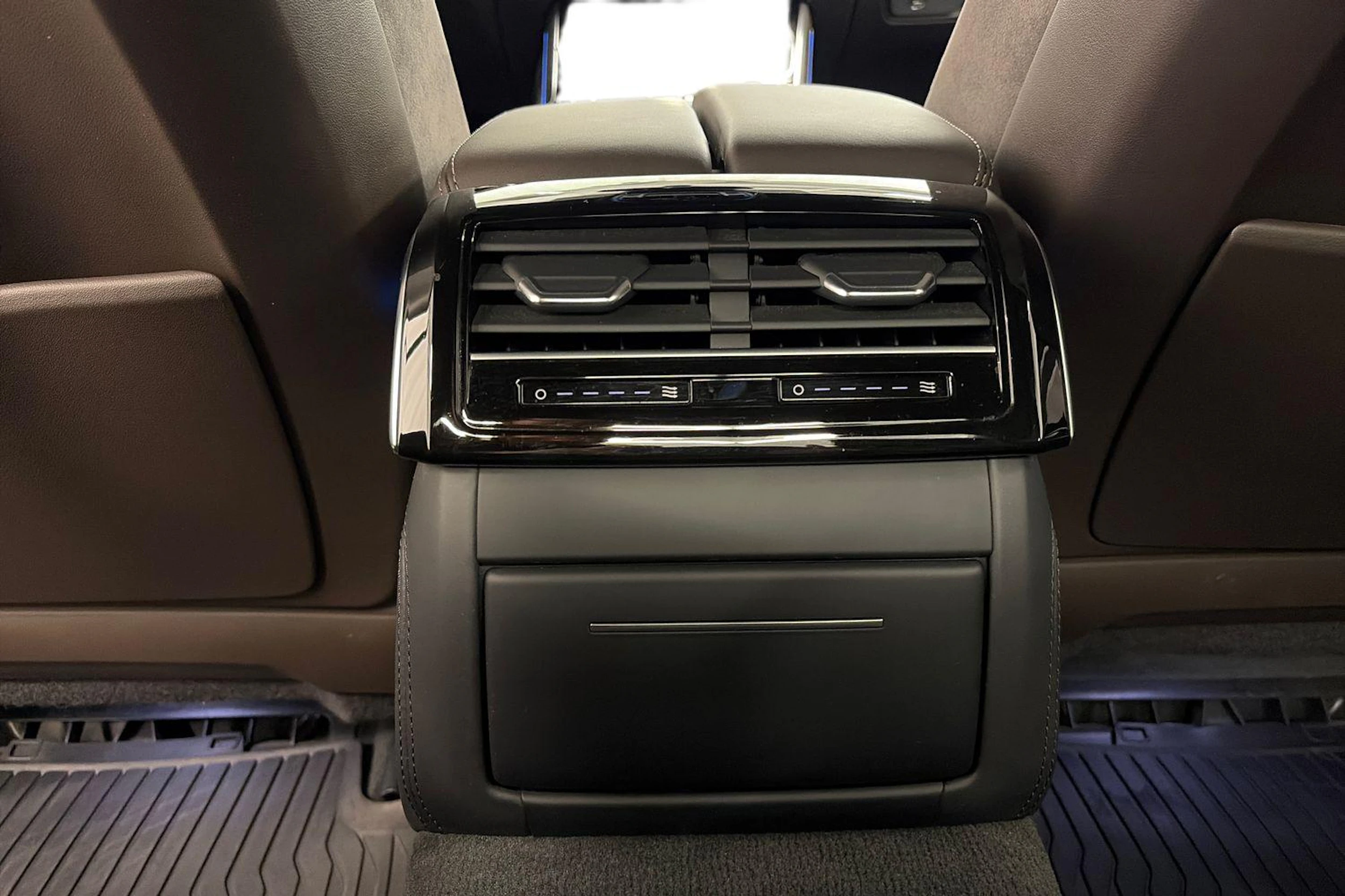 Sininen Audi A8 2018 kuva 9.