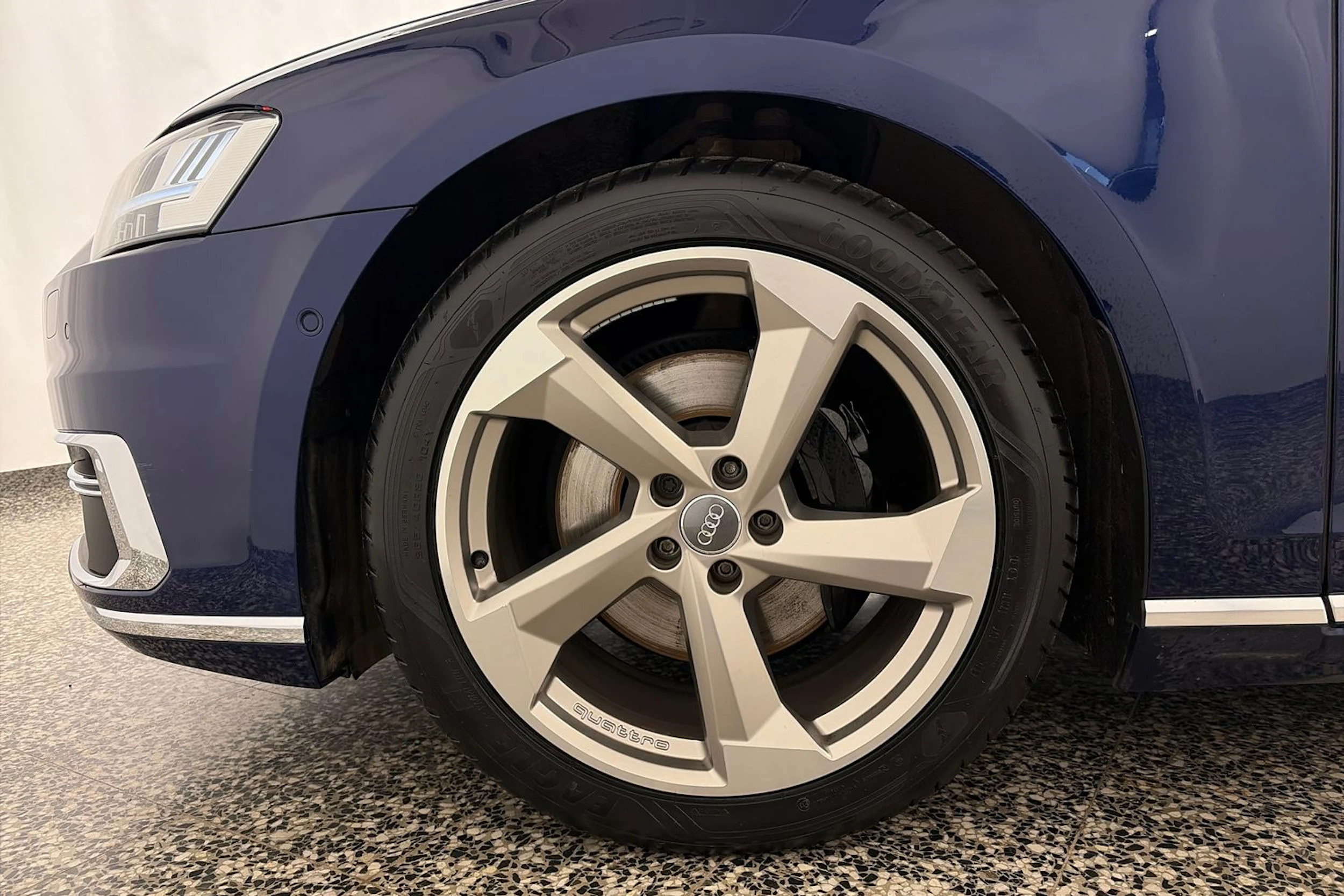 Sininen Audi A8 2018 kuva 11.