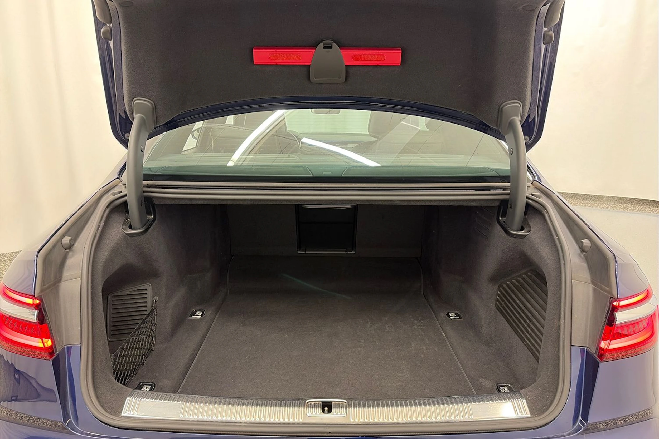 Sininen Audi A8 2018 kuva 12.