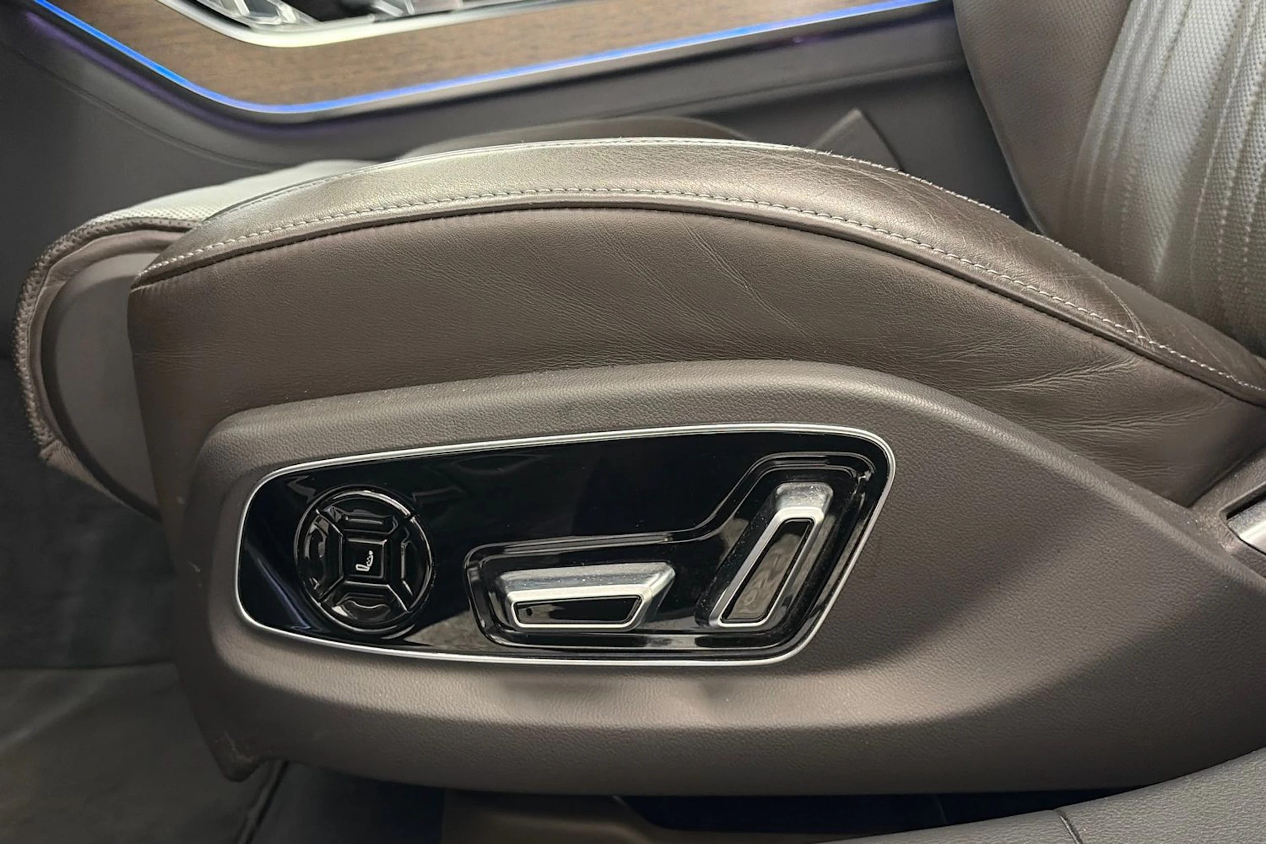 Sininen Audi A8 2018 kuva 16.