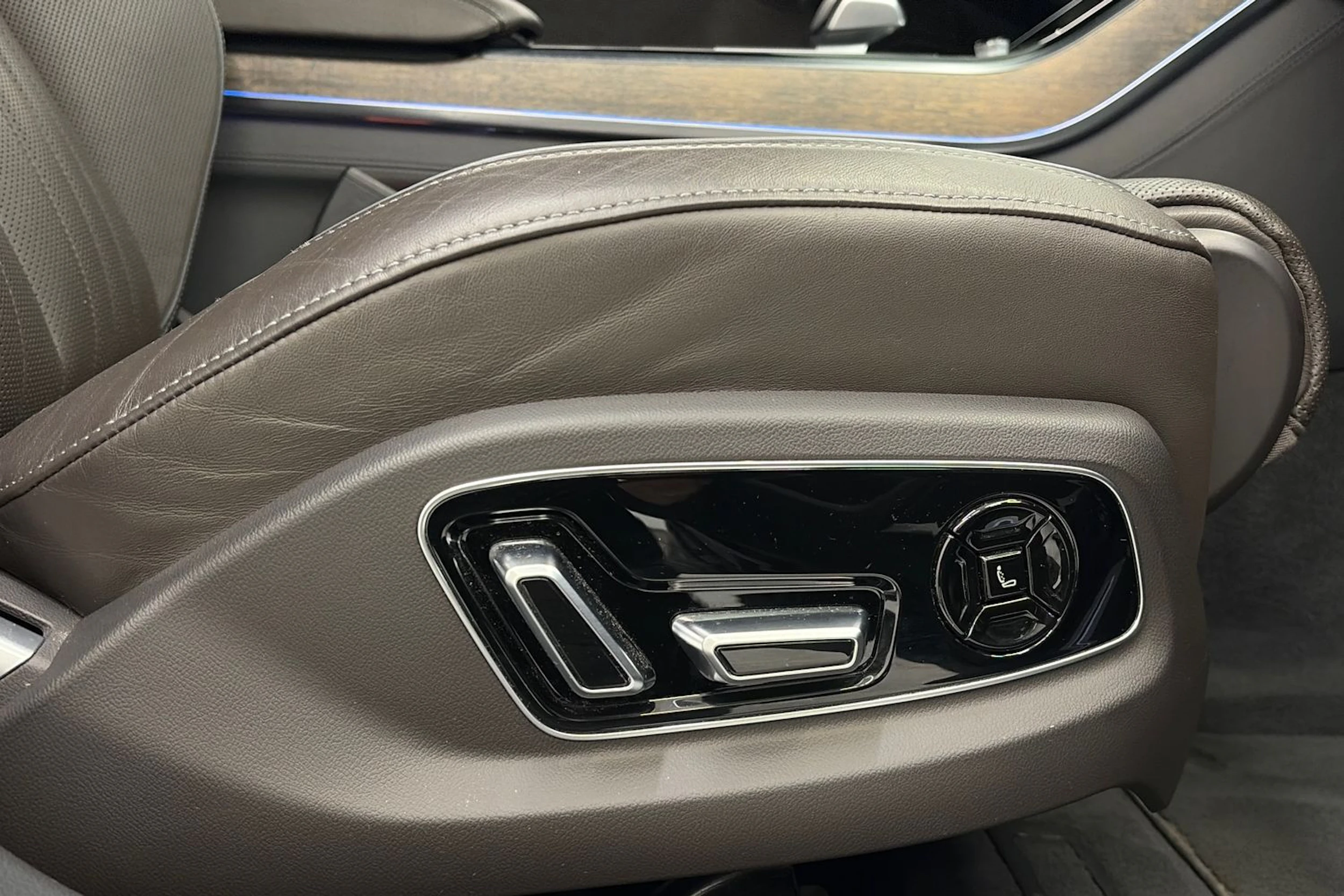 Sininen Audi A8 2018 kuva 18.