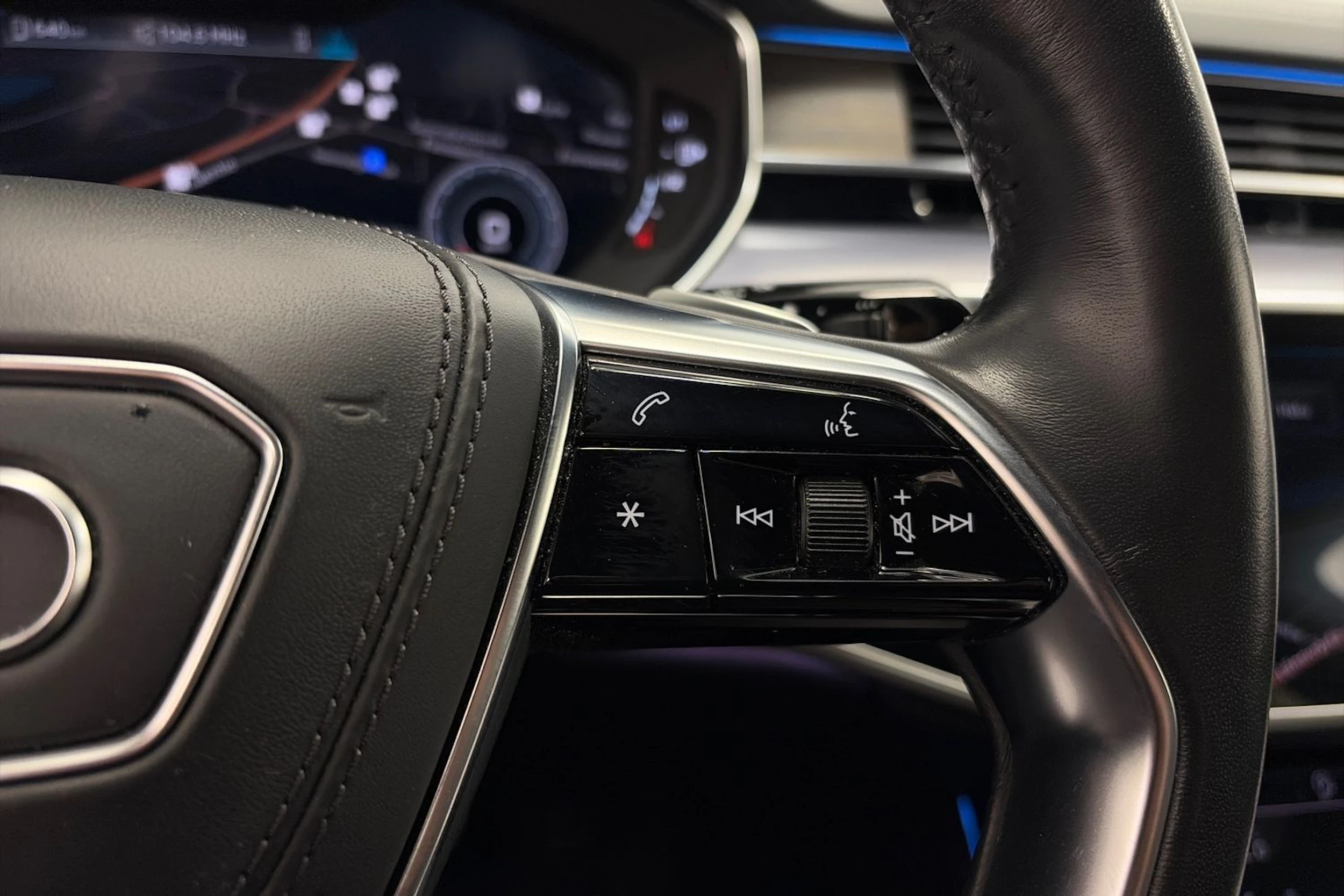 Sininen Audi A8 2018 kuva 23.