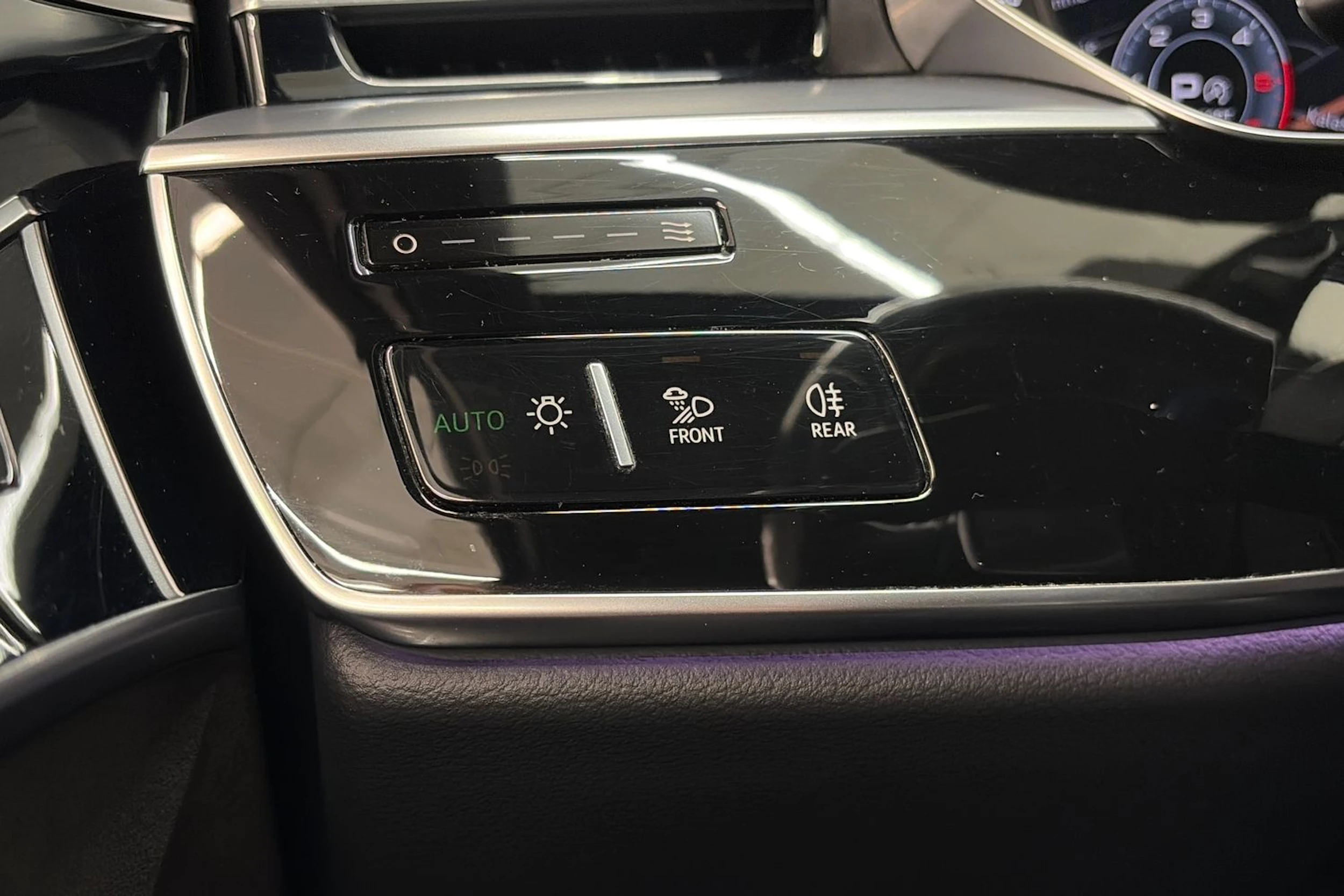 Sininen Audi A8 2018 kuva 33.