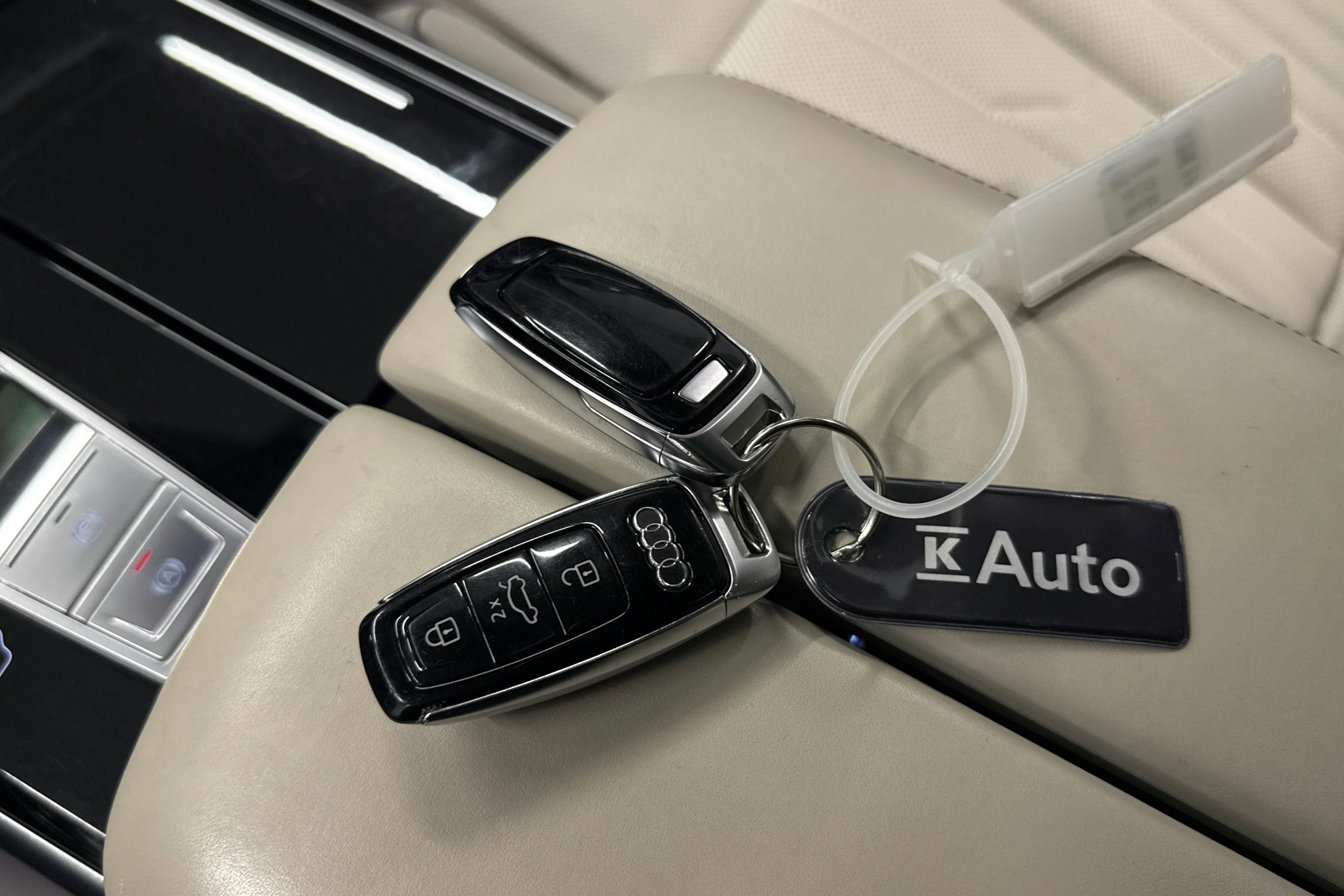 harmaa Audi A8 2019 kuva 42.