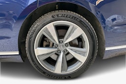 sininen Audi A8 2020 kuva 11.