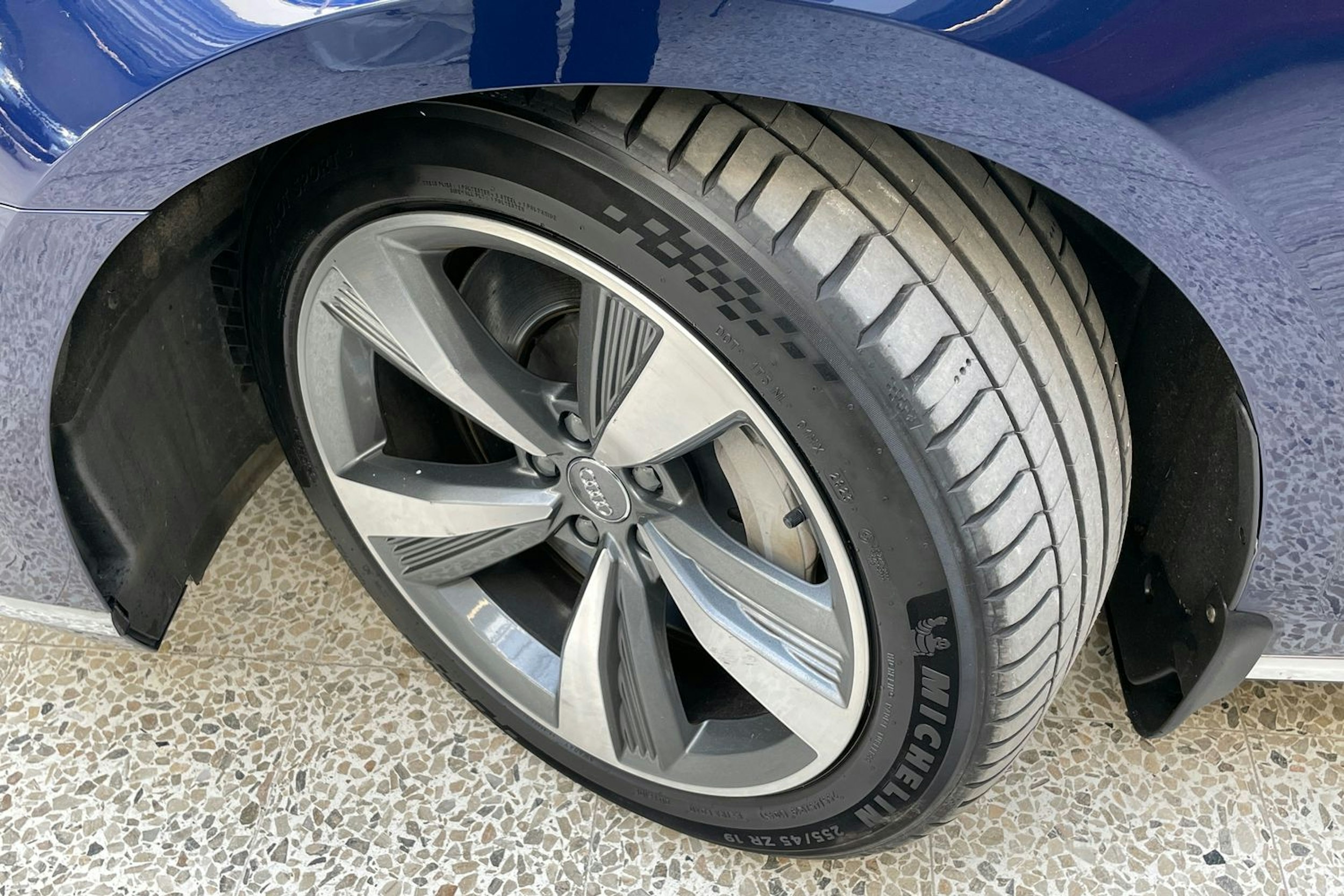 sininen Audi A8 2020 kuva 13.