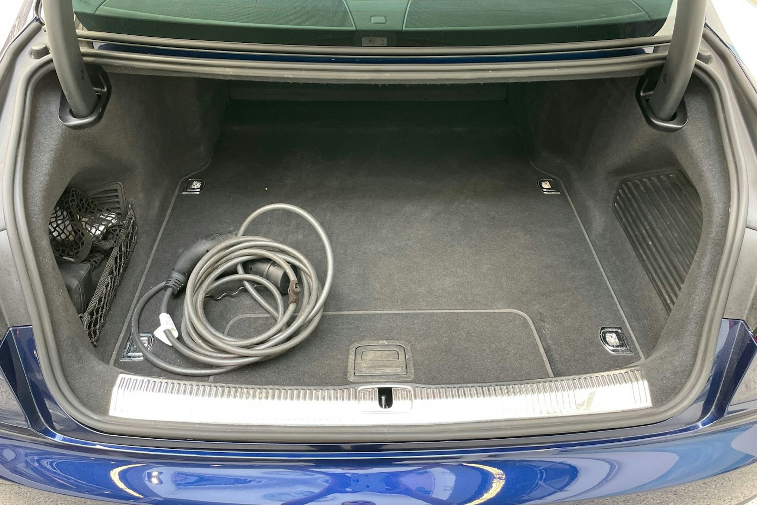 sininen Audi A8 2020 kuva 14.