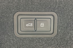 sininen Audi A8 2020 kuva 16.