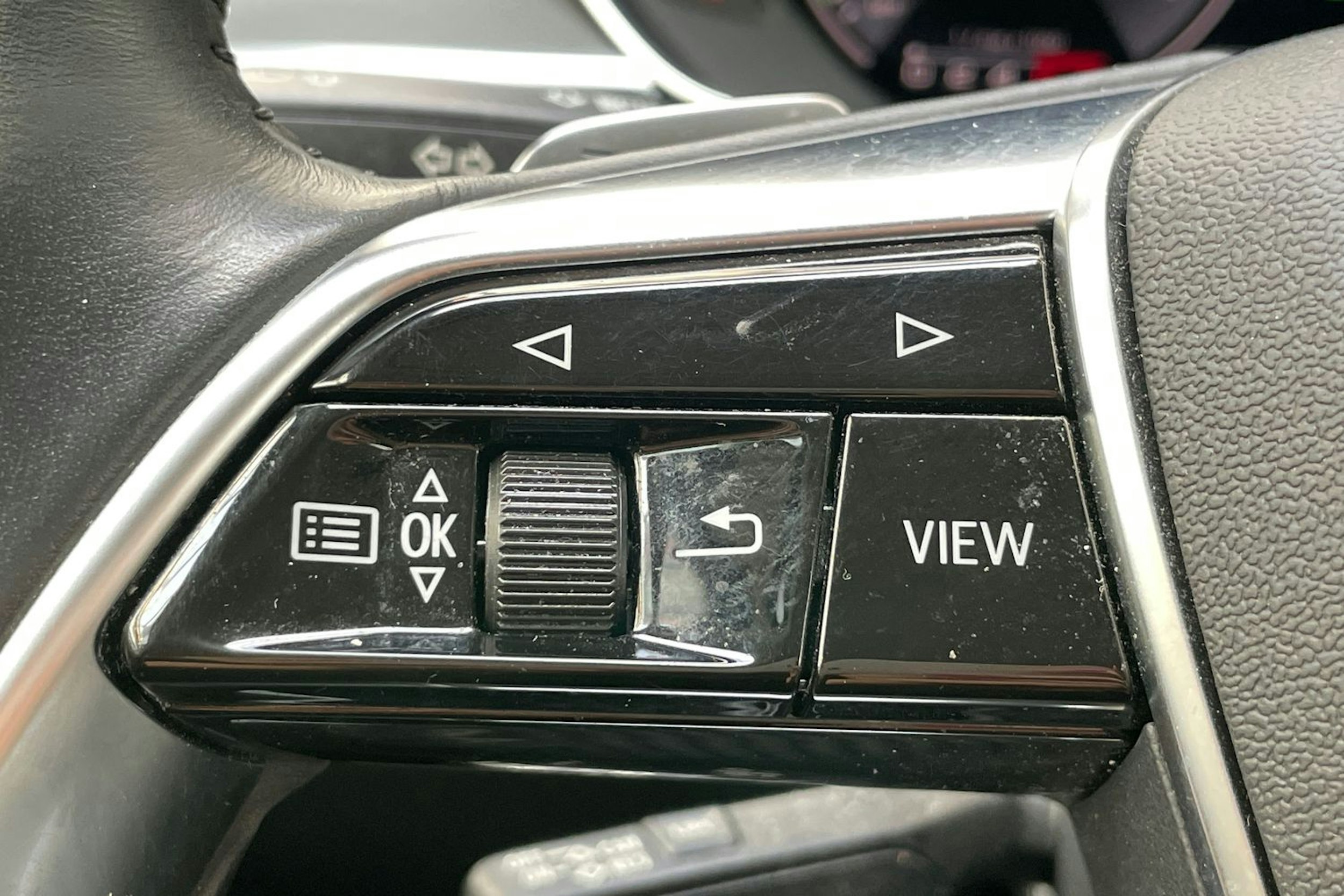 sininen Audi A8 2020 kuva 18.