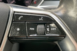 sininen Audi A8 2020 kuva 19.