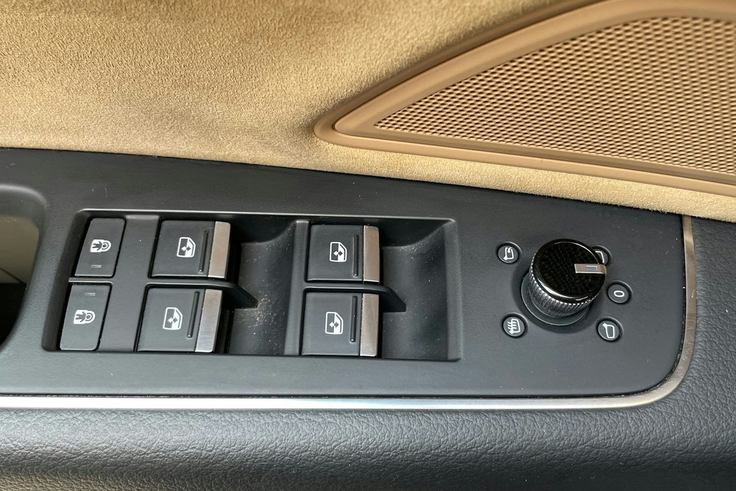 sininen Audi A8 2020 kuva 23.