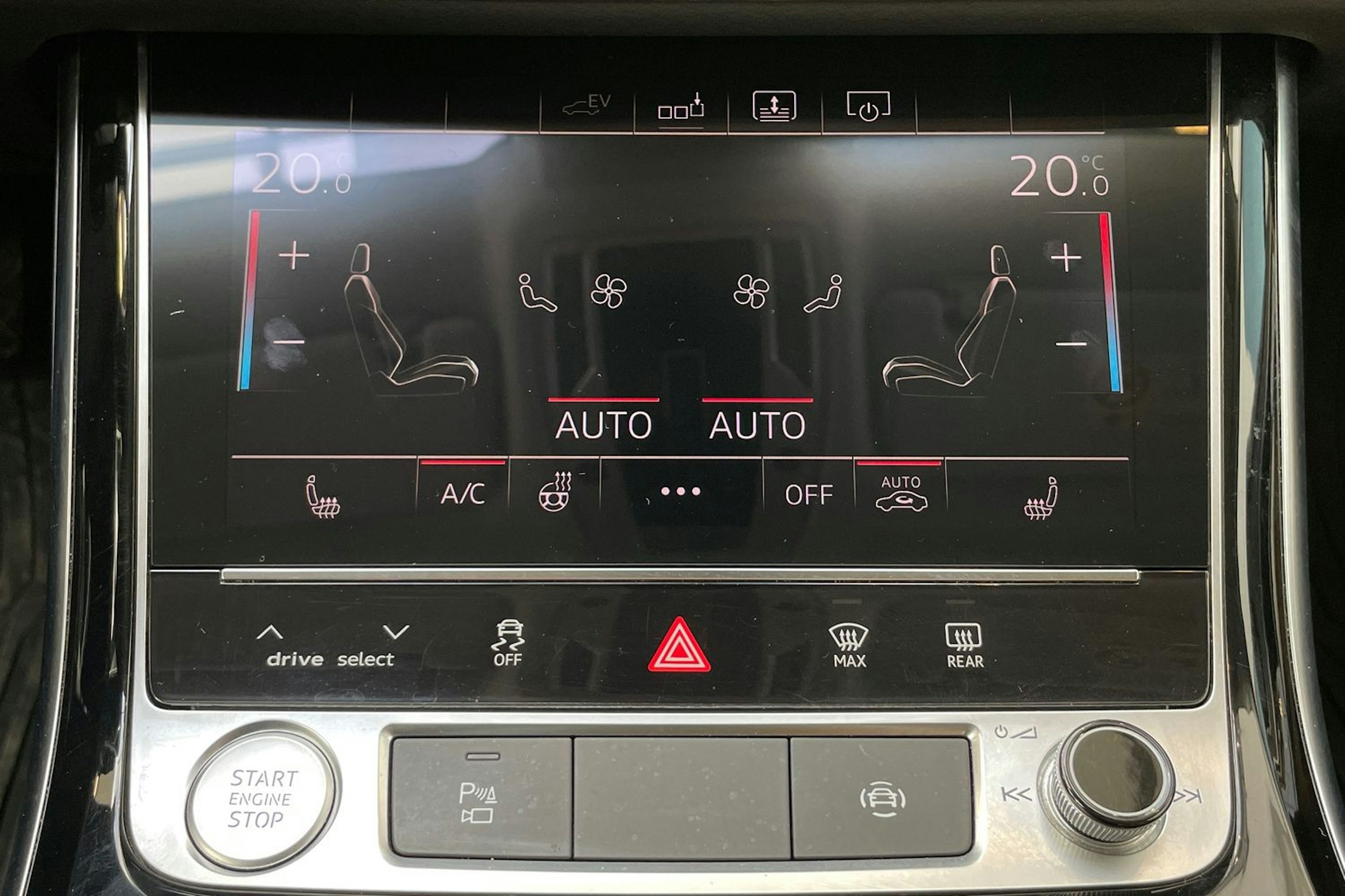 sininen Audi A8 2020 kuva 26.
